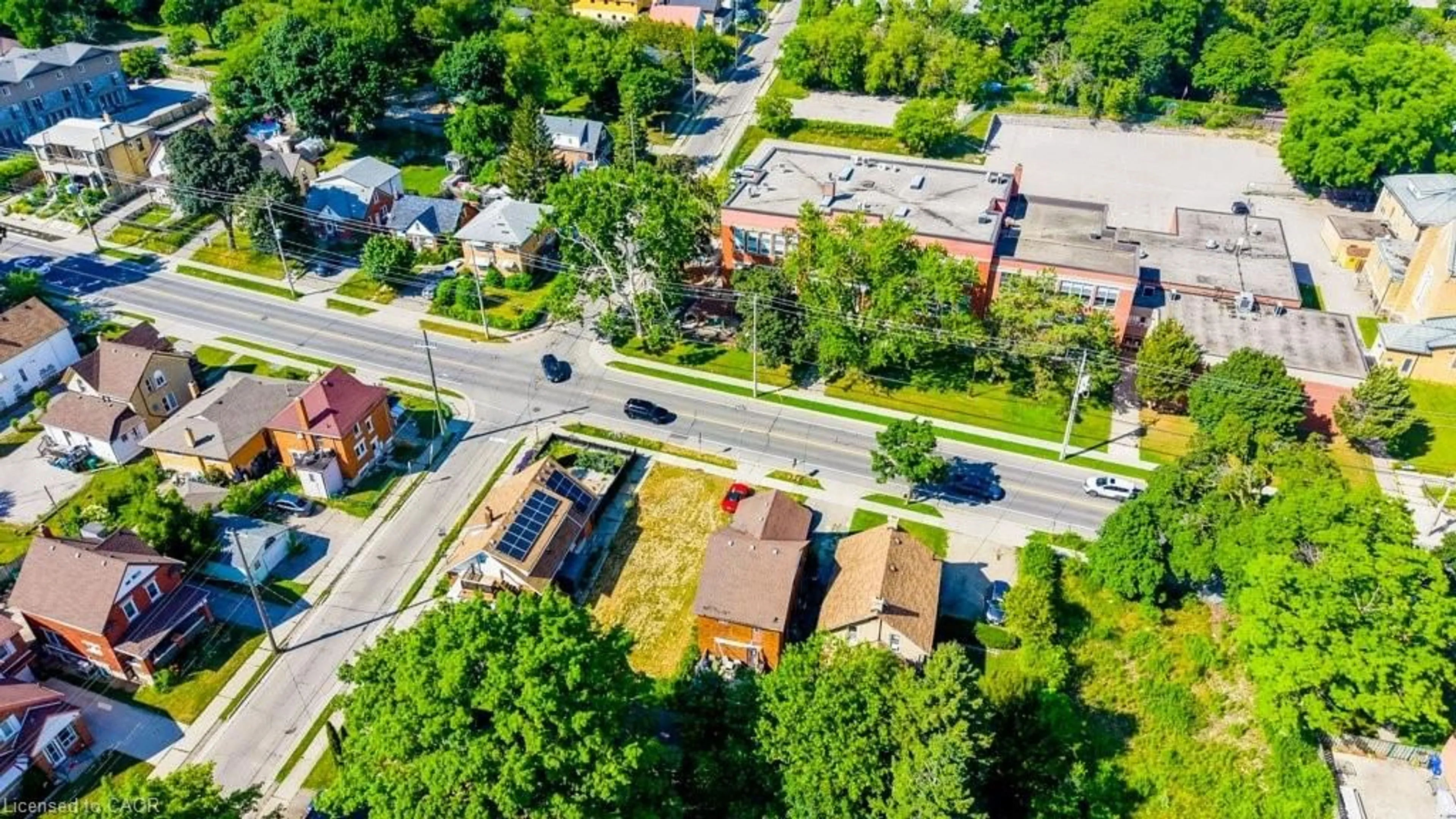 A pic from outside/outdoor area/front of a property/back of a property/a pic from drone, street for 153 Courtland Ave, Kitchener Ontario N2G 2V2