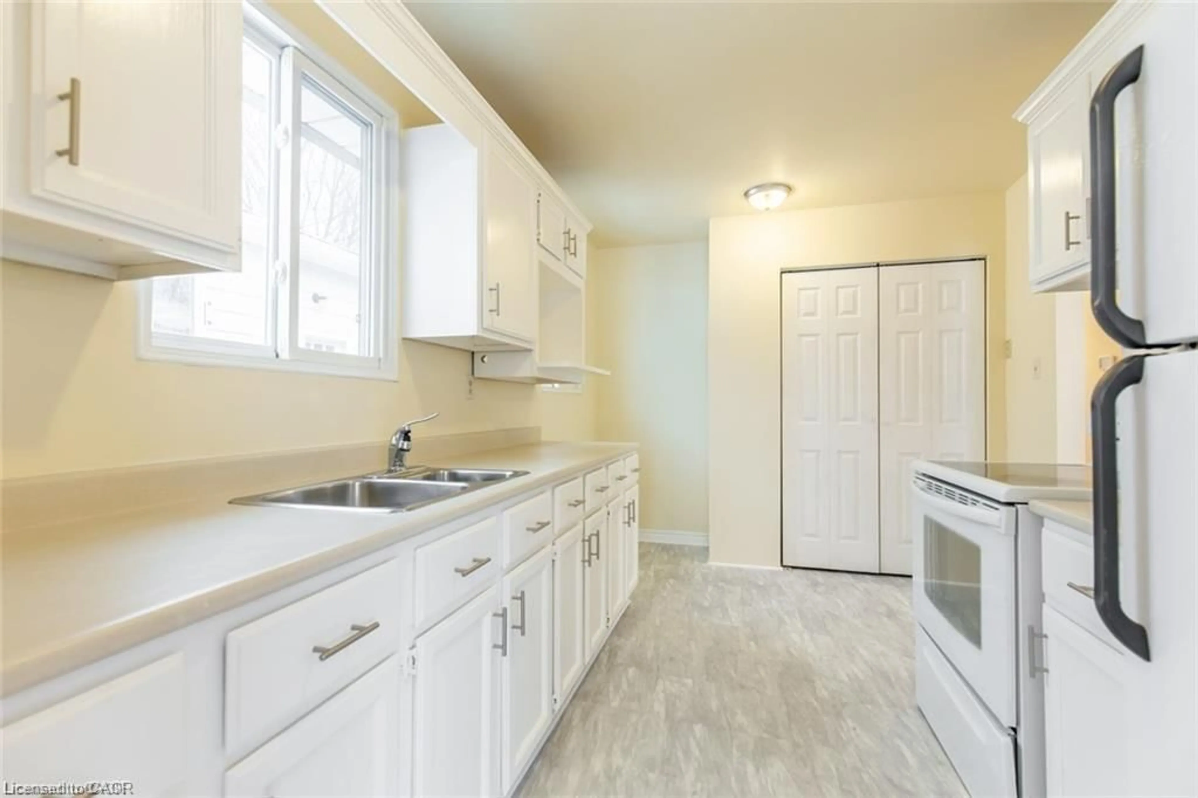 Standard kitchen, ceramic/tile floor for 16 Garrow Dr, Hamilton Ontario L9C 6G9