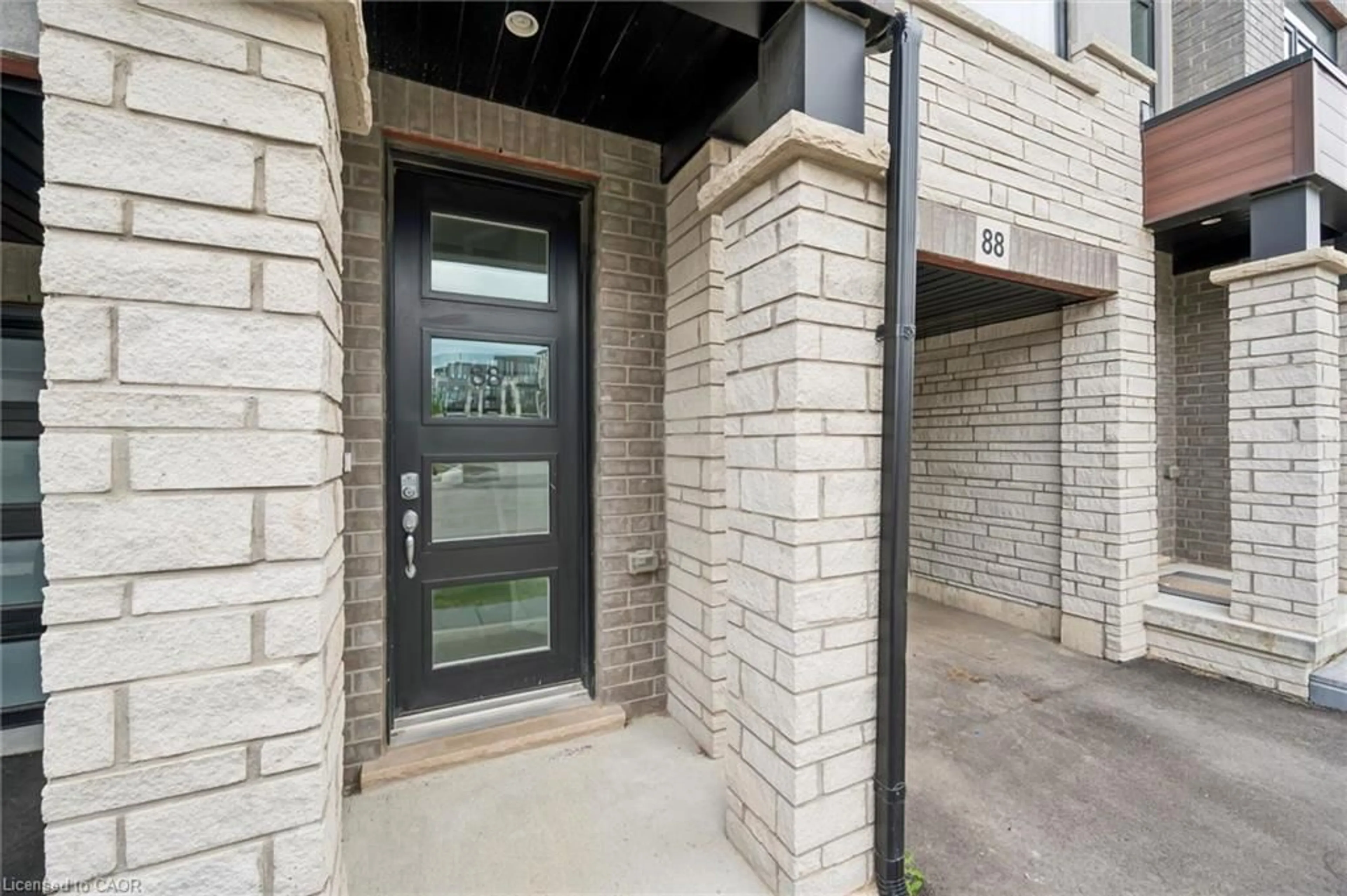 Indoor entryway for 155 Equestrian Way #88, Cambridge Ontario N3E 0E8