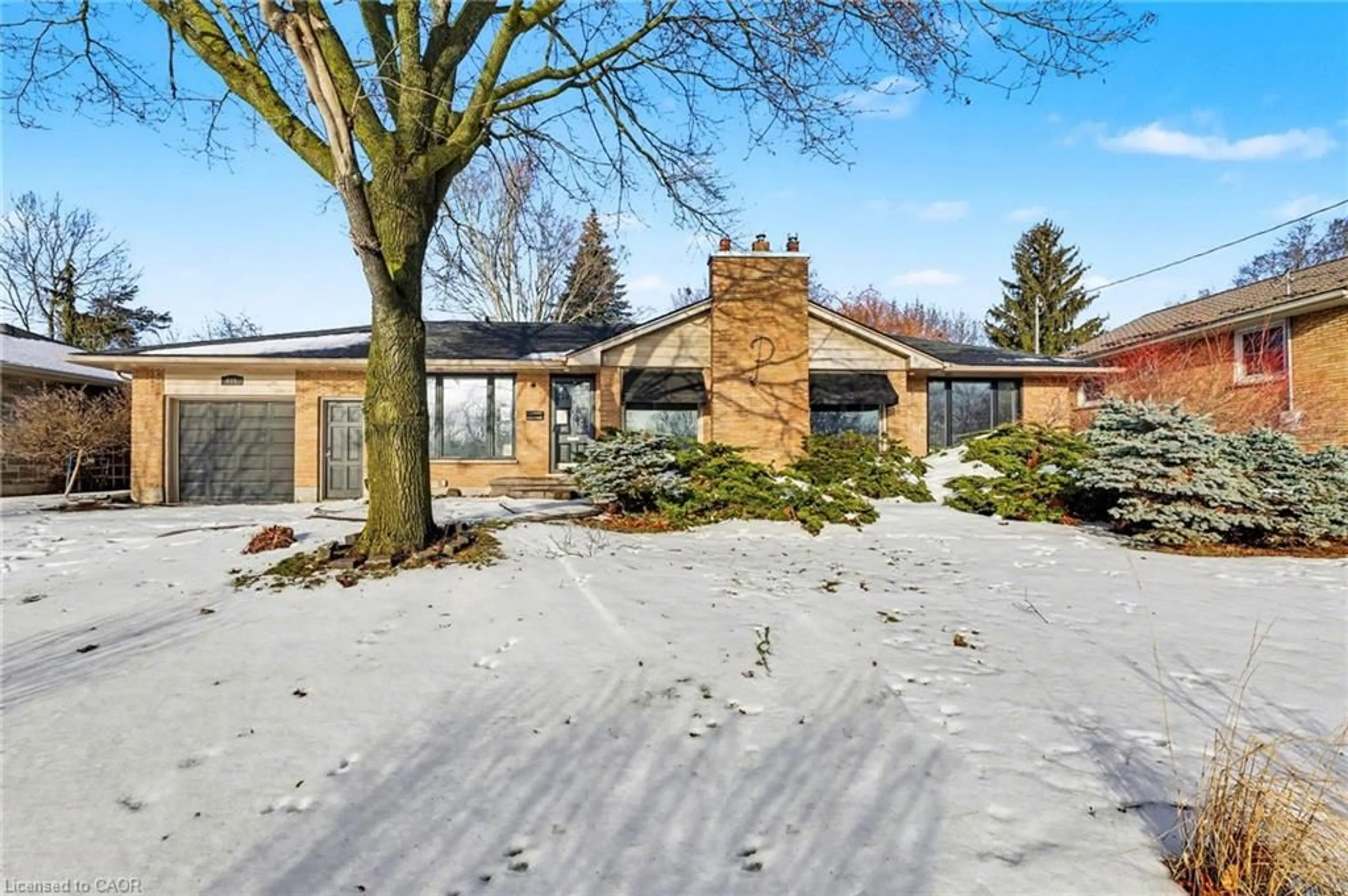 A pic from outside/outdoor area/front of a property/back of a property/a pic from drone, street for 645 Riverside Dr, London Ontario N6H 2S2