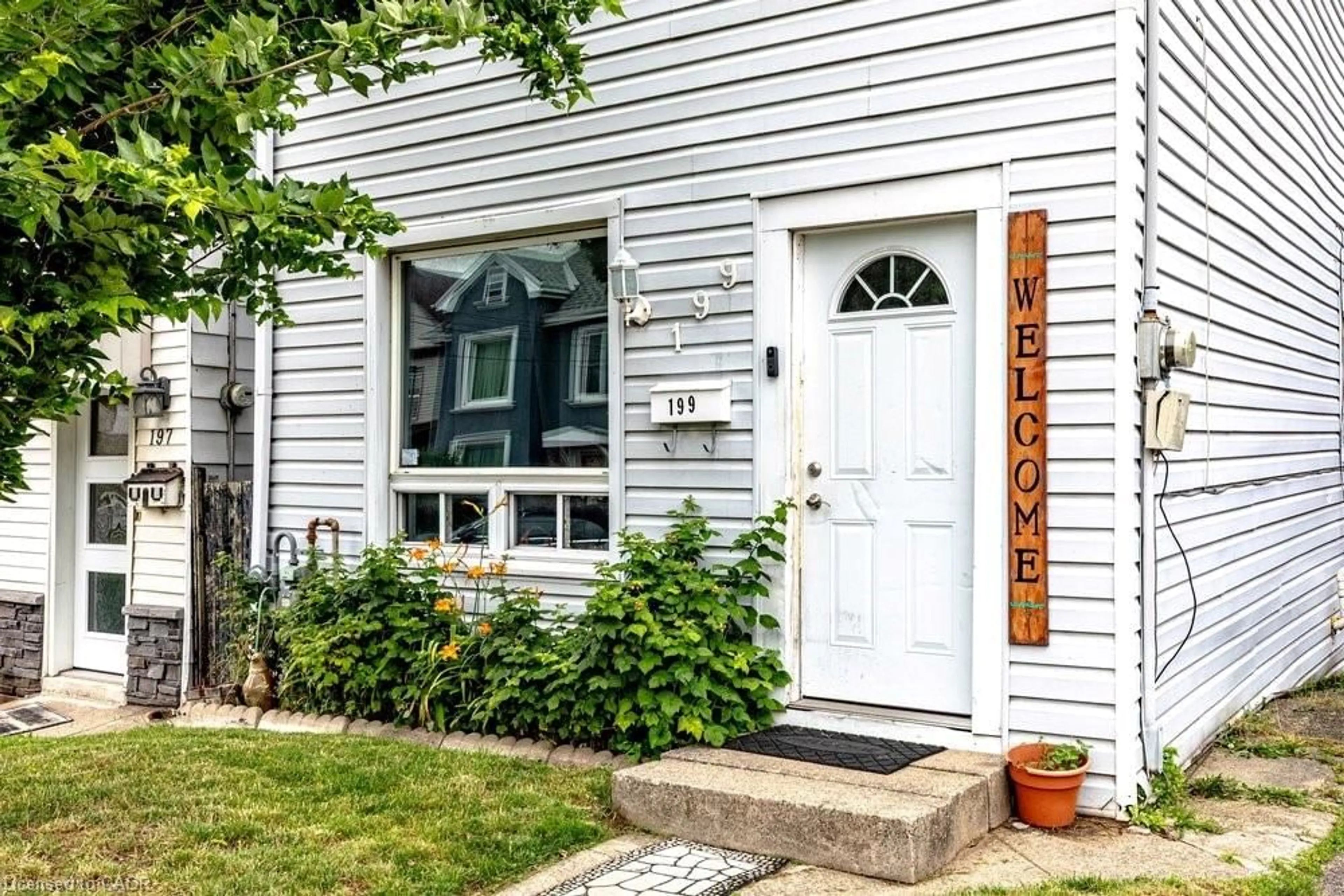 Home with vinyl exterior material, street for 199 Wood St, Hamilton Ontario L8L 3Z2