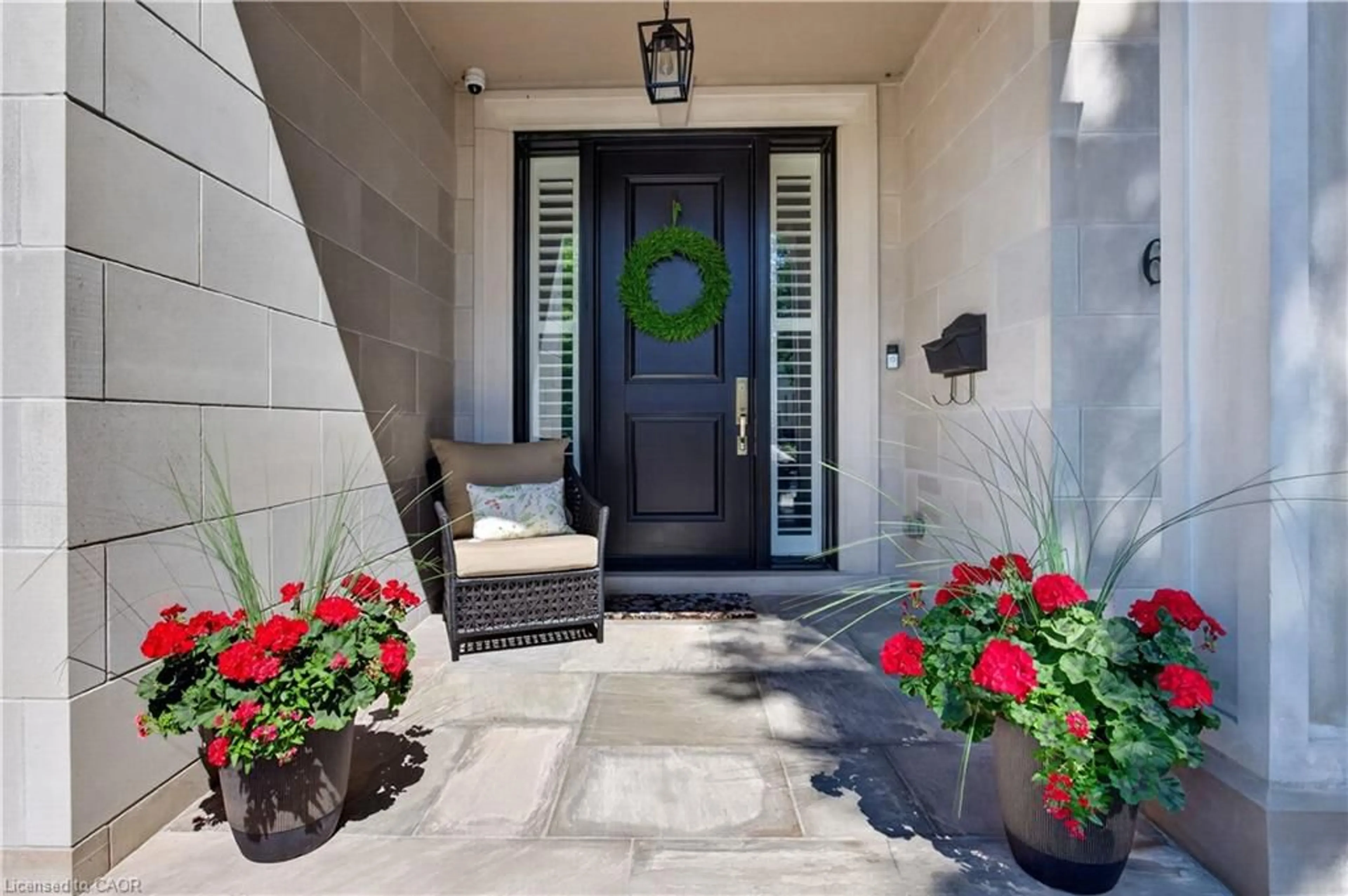 Indoor entryway for 6 Iroquois Ave, Mississauga Ontario L5G 1M6
