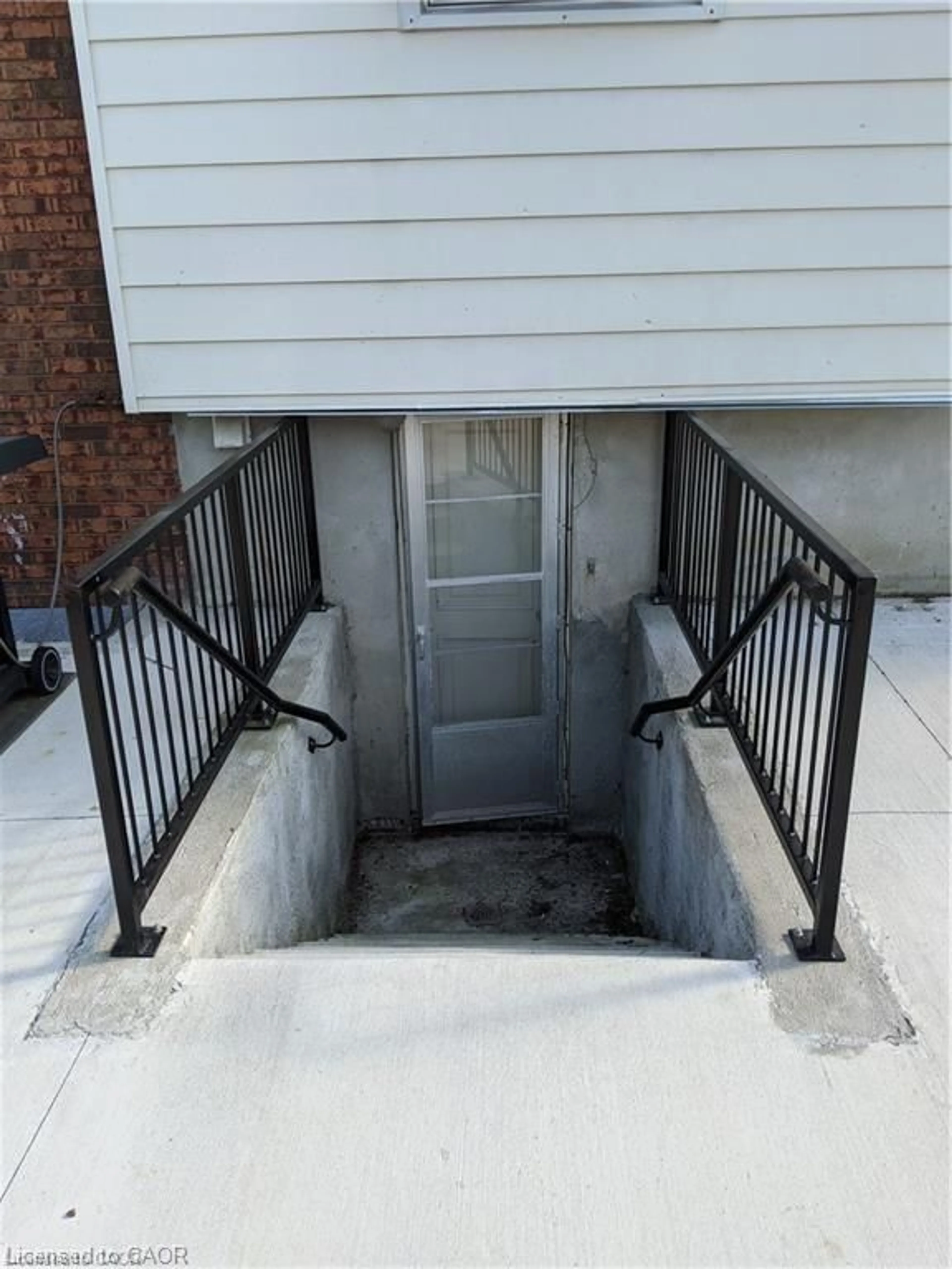 Stairs for 84 Amherst Dr, Kitchener Ontario N2P 1C9