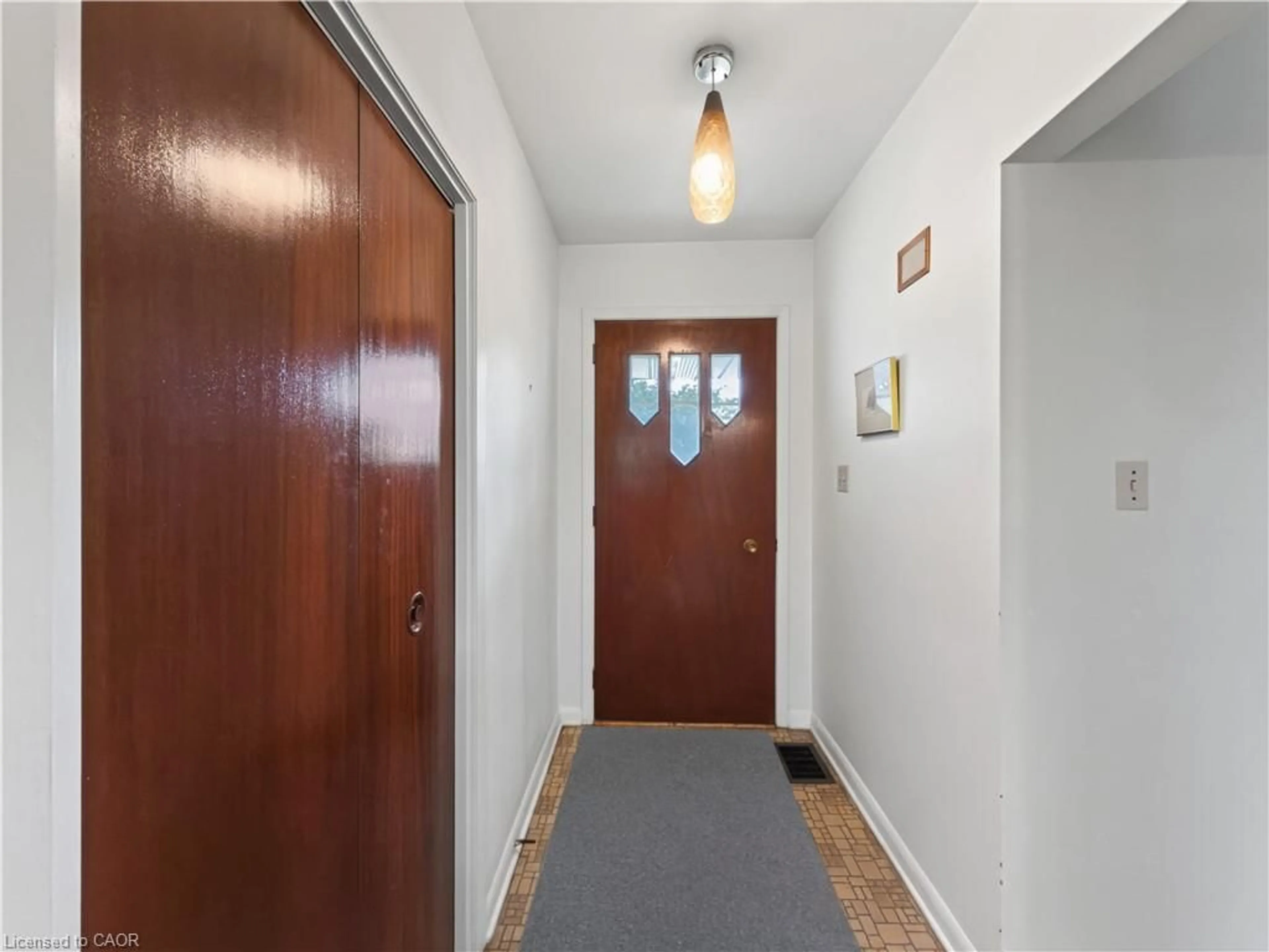 Indoor foyer for 10 Sunninghill Dr, Port Dover Ontario N0A 1N6