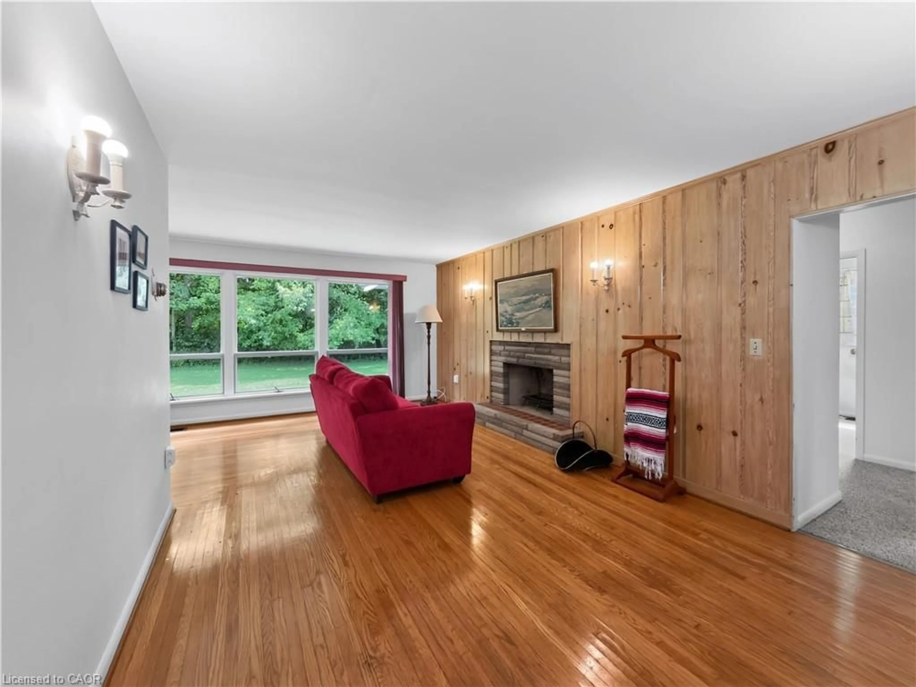 Living room with furniture, wood/laminate floor for 10 Sunninghill Dr, Port Dover Ontario N0A 1N6