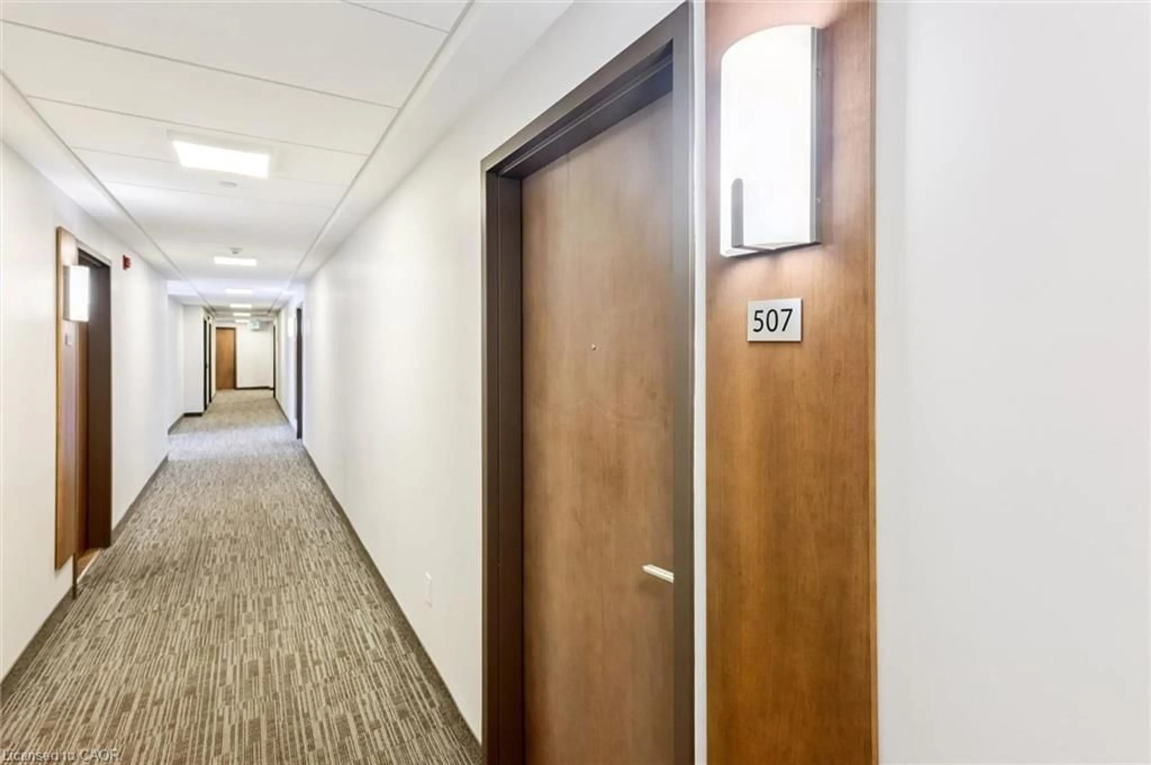 Indoor foyer for 340 Plains Rd #507, Burlington Ontario L7T 0C2