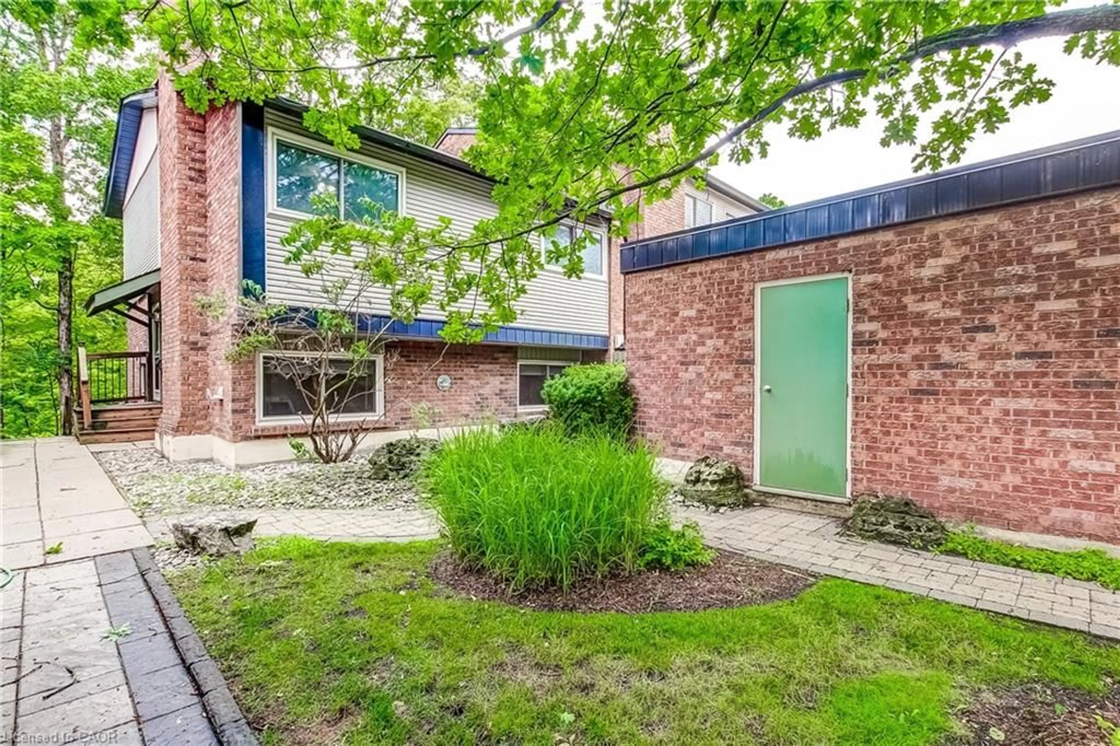 Home with brick exterior material, street for 1580 Kerns Rd #1, Burlington Ontario L7P 3A7