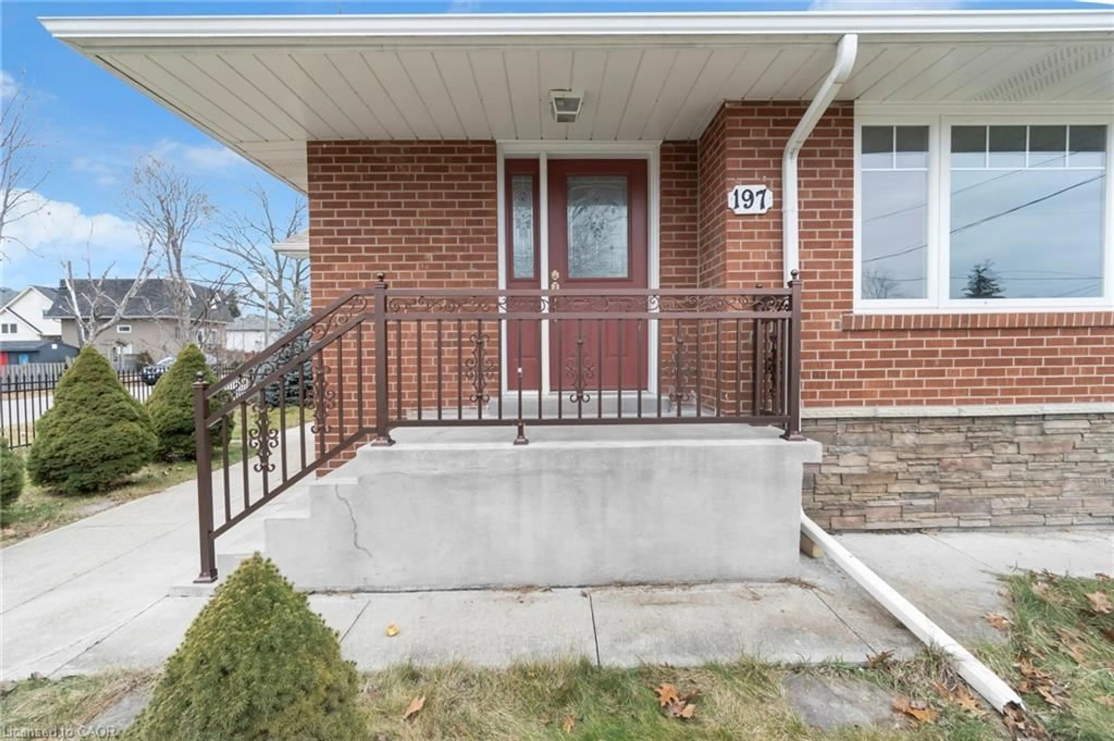 Home with brick exterior material, street for 197 Troy St, Mississauga Ontario L5G 1S9