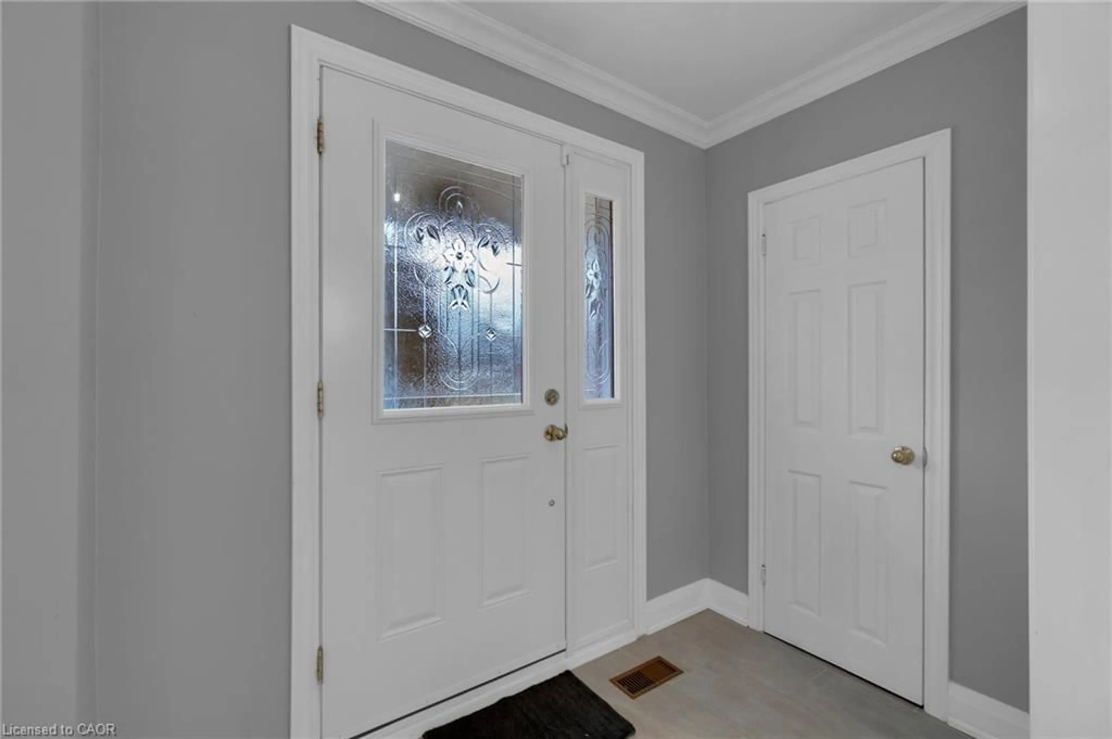Indoor entryway for 197 Troy St, Mississauga Ontario L5G 1S9