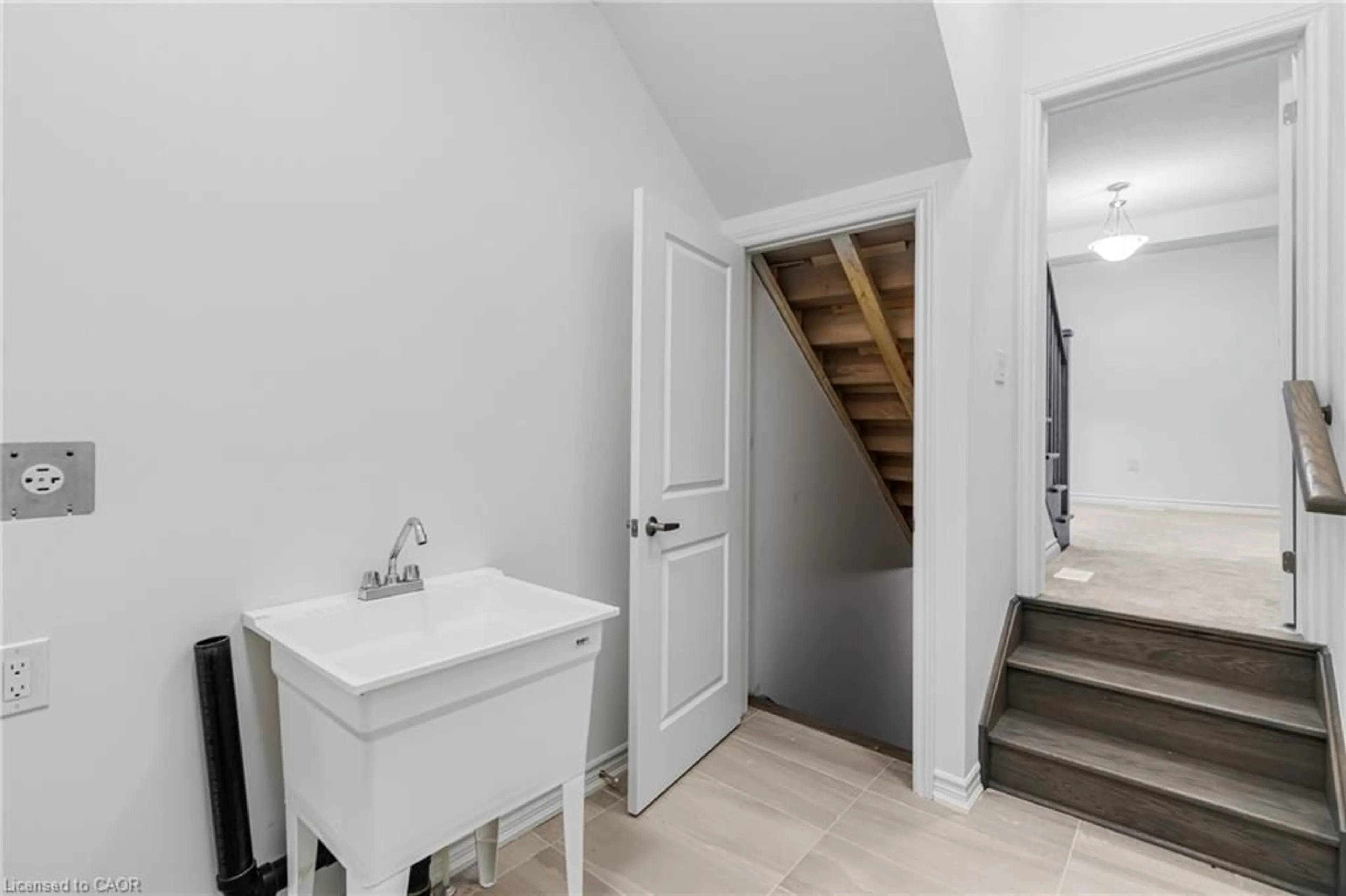 Unknown for 8 Daisy St, Midhurst Ontario L9X 2C5