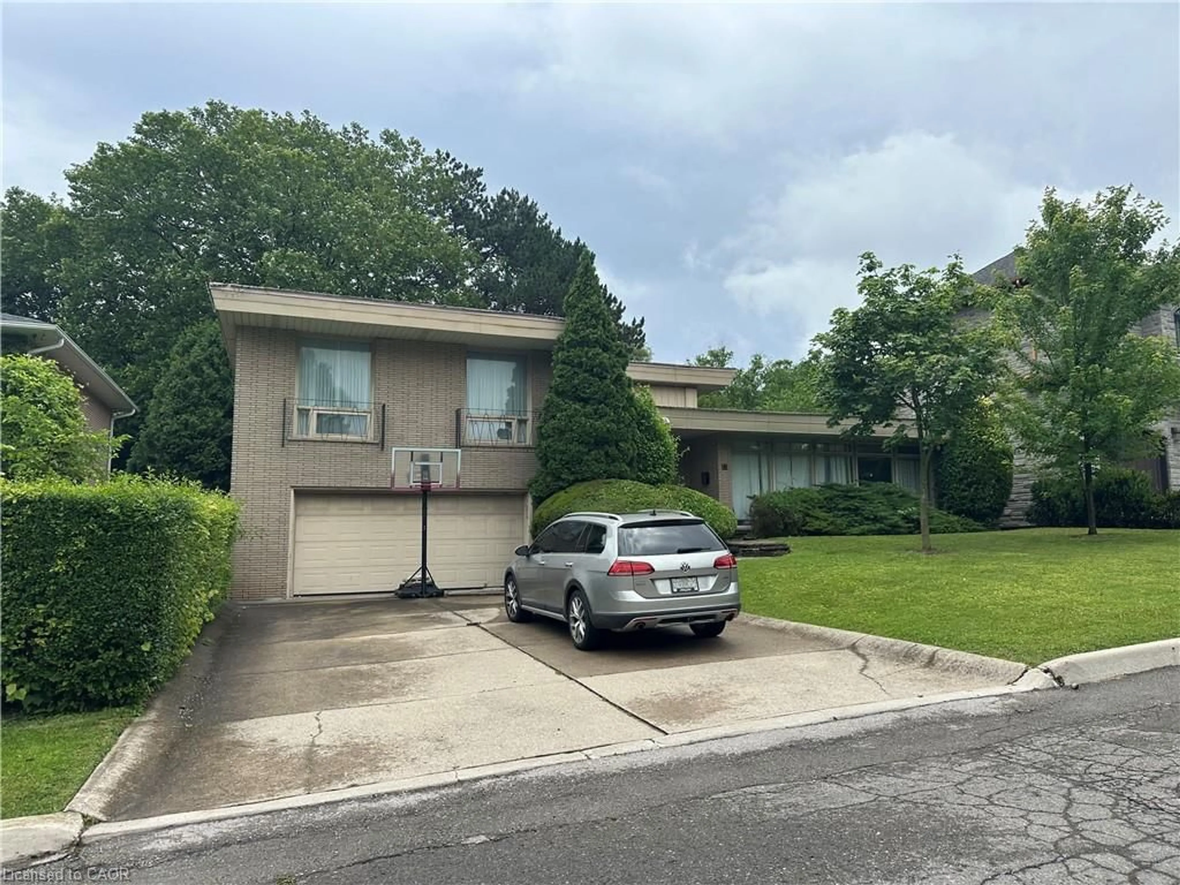 Unknown for 11 Wilmont Crt, Hamilton Ontario L8S 2T1