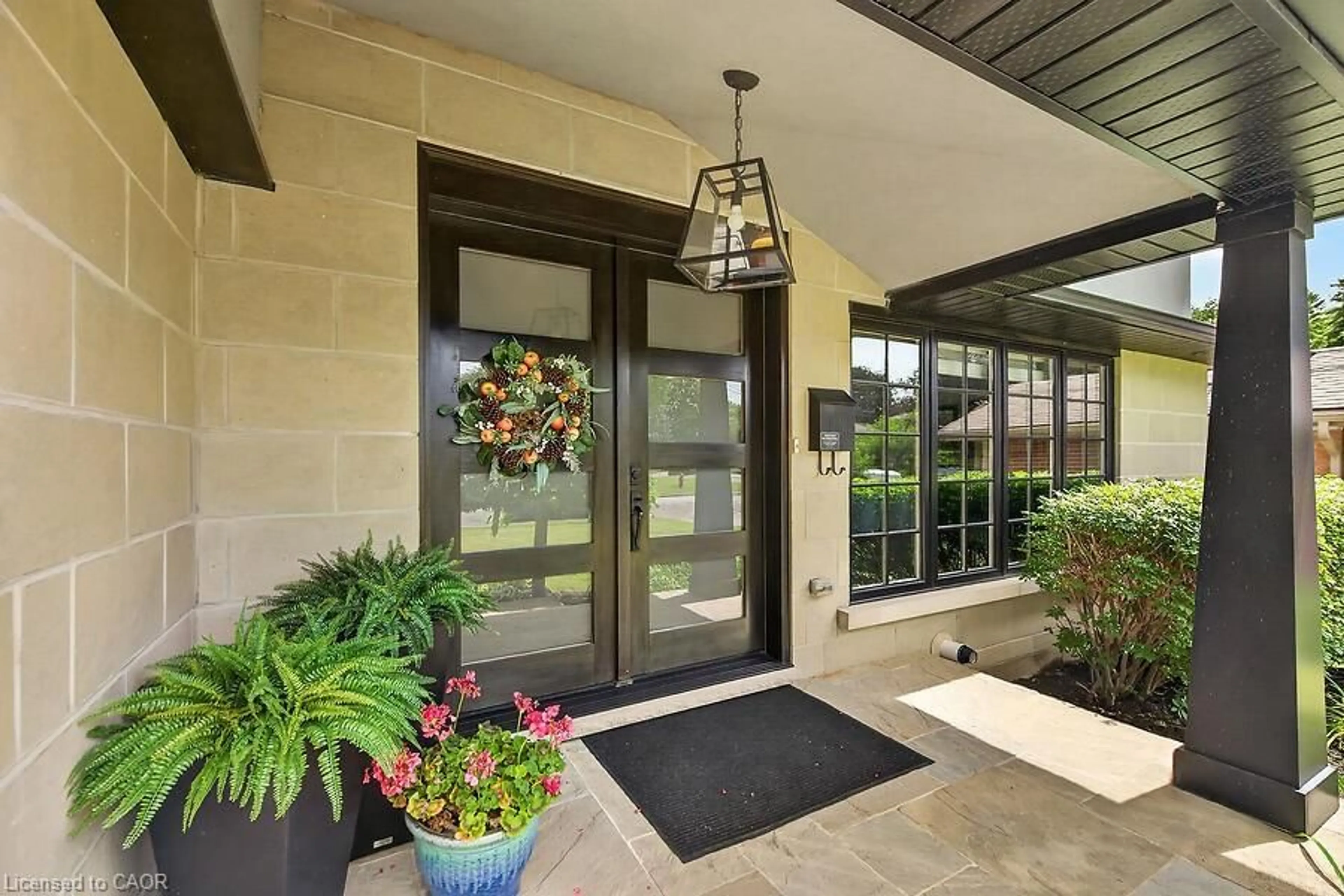 Indoor entryway for 26 Freeland Crt, Hamilton Ontario L8S 3R5