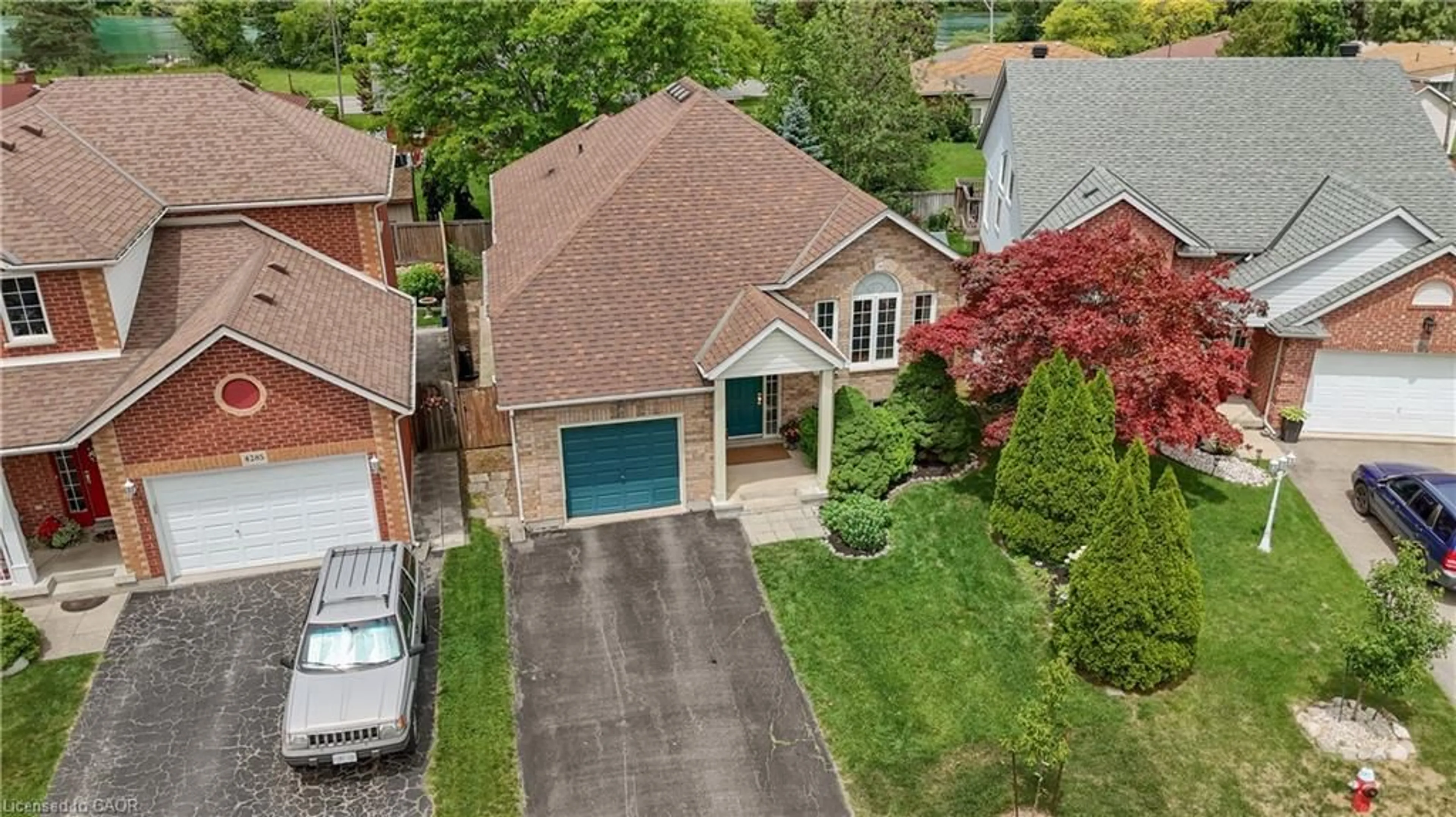 A pic from outside/outdoor area/front of a property/back of a property/a pic from drone, street for 4279 Southerland Crt, Niagara Falls Ontario L2G 7W4