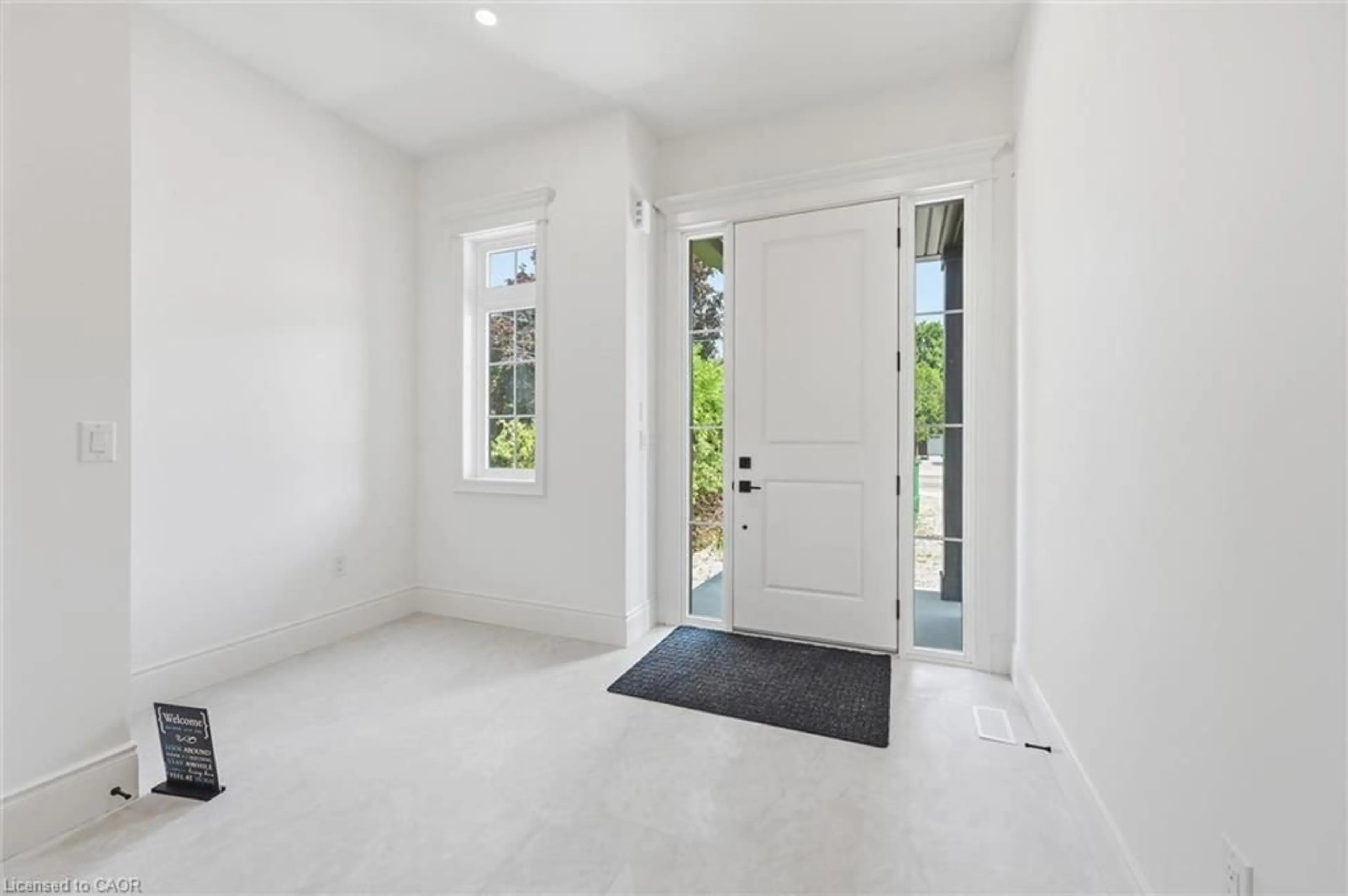 Indoor entryway for 132 Stone Church Rd, Hamilton Ontario L9B 1A9