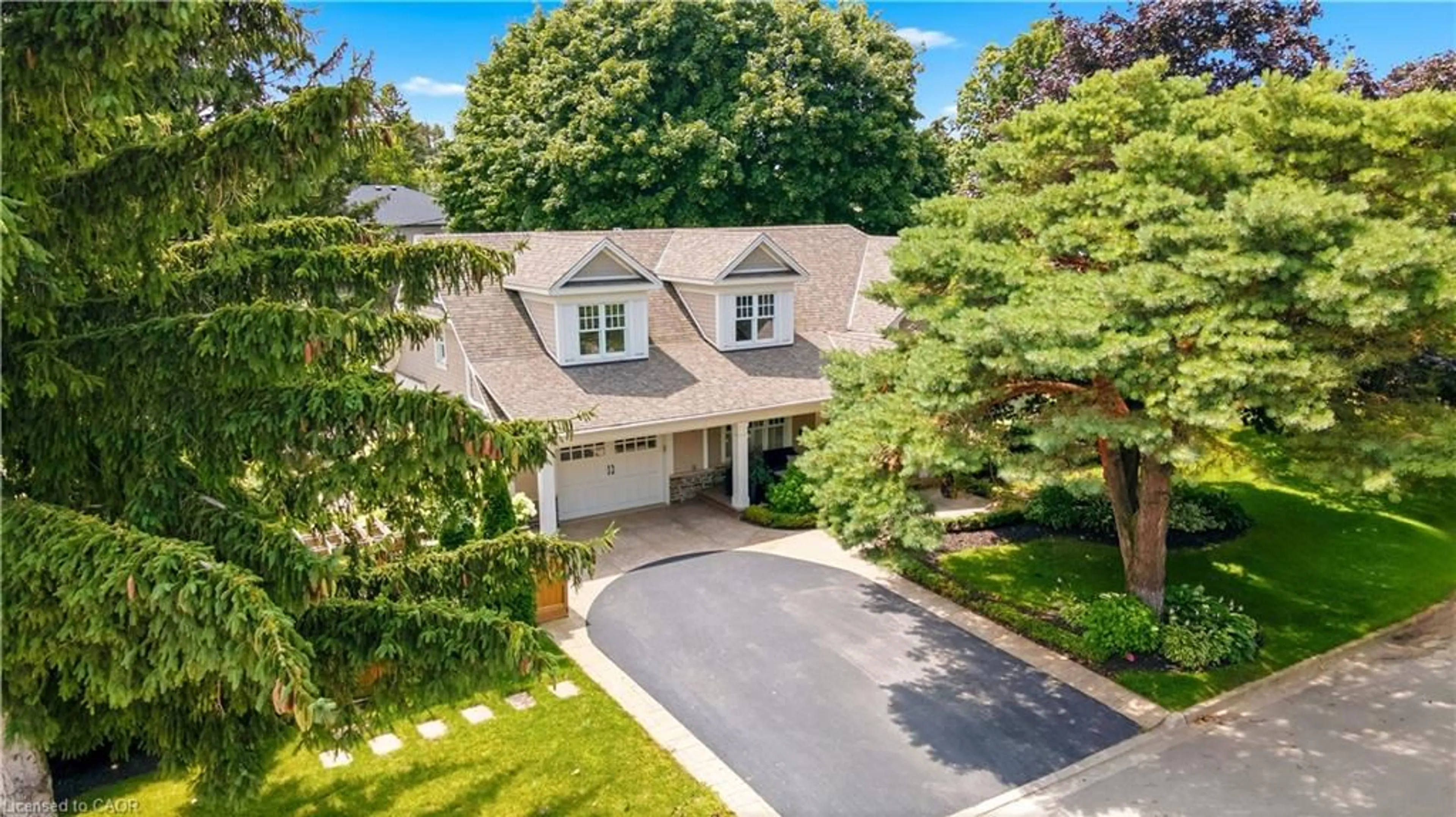 A pic from outside/outdoor area/front of a property/back of a property/a pic from drone, street for 330 Camelot Crt, Burlington Ontario L7L 2G3