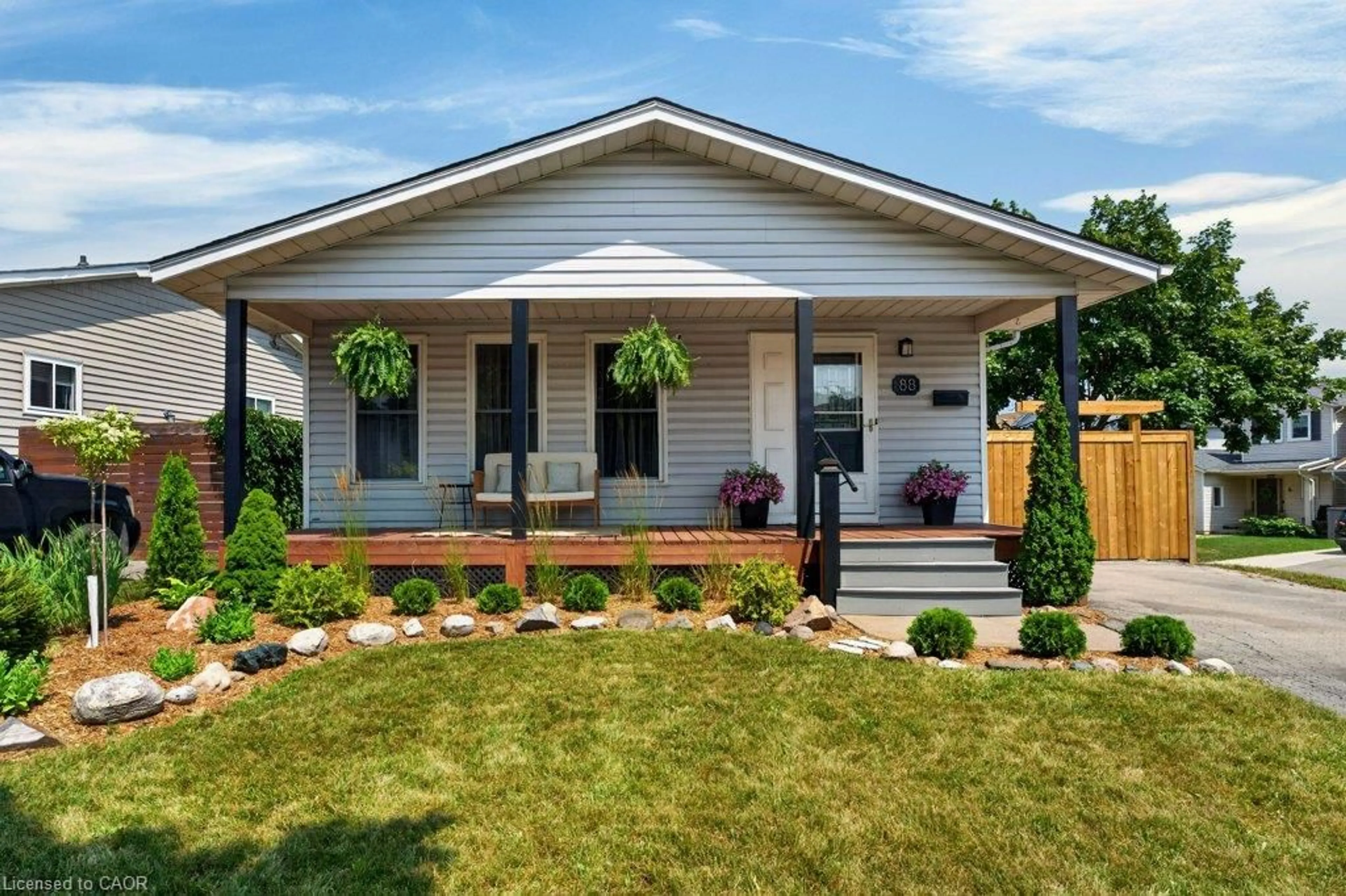 Home with vinyl exterior material, street for 88 Commerford St, Thorold Ontario L2V 4R1