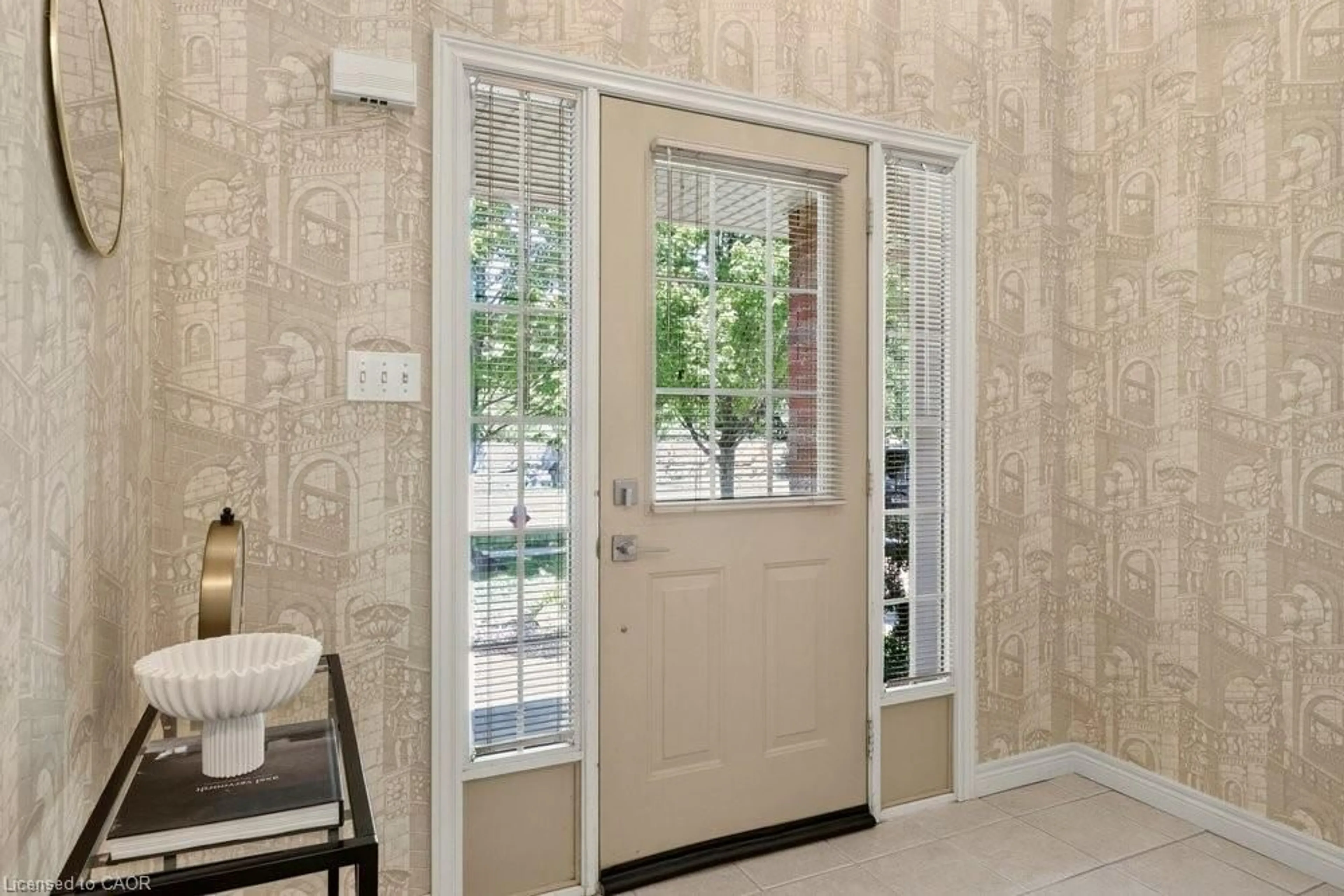 Indoor entryway for 500 Sandcherry Dr, Burlington Ontario L7T 4L4