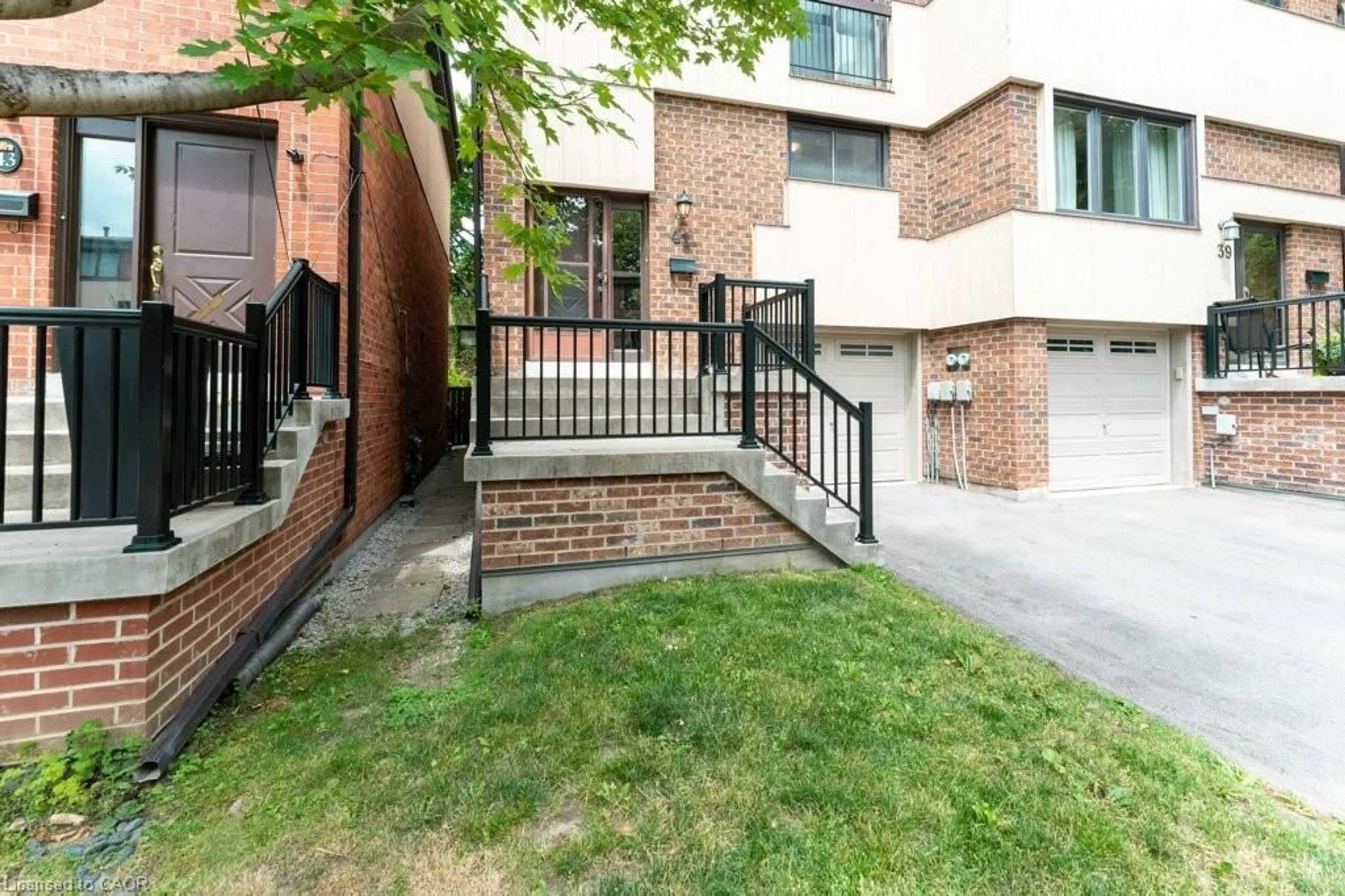 Patio, street for 41 Maplebranch Path, Toronto Ontario M9P 3T4