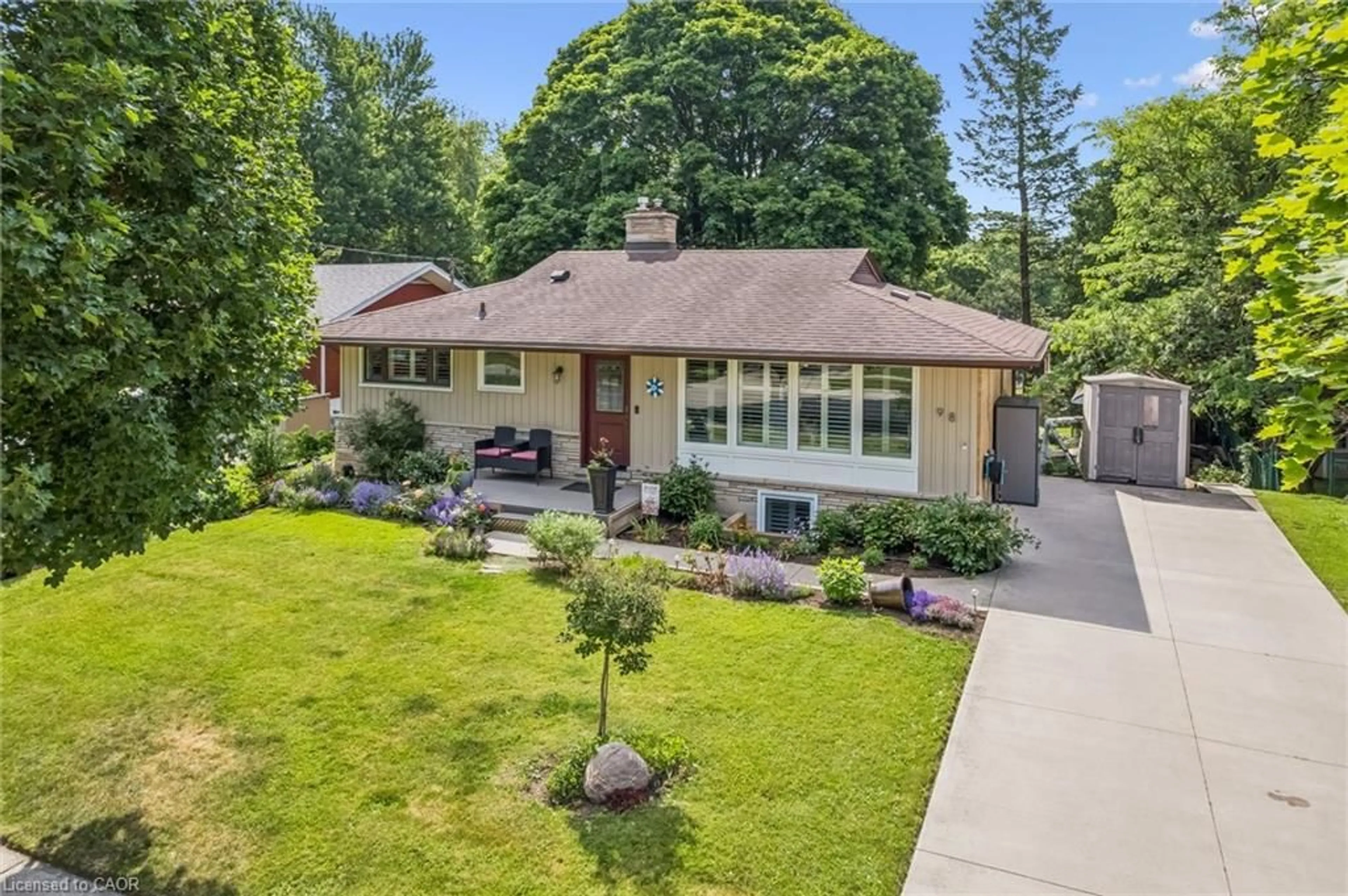 A pic from outside/outdoor area/front of a property/back of a property/a pic from drone, street for 98 Stonybrook Dr, Kitchener Ontario N2M 4L7