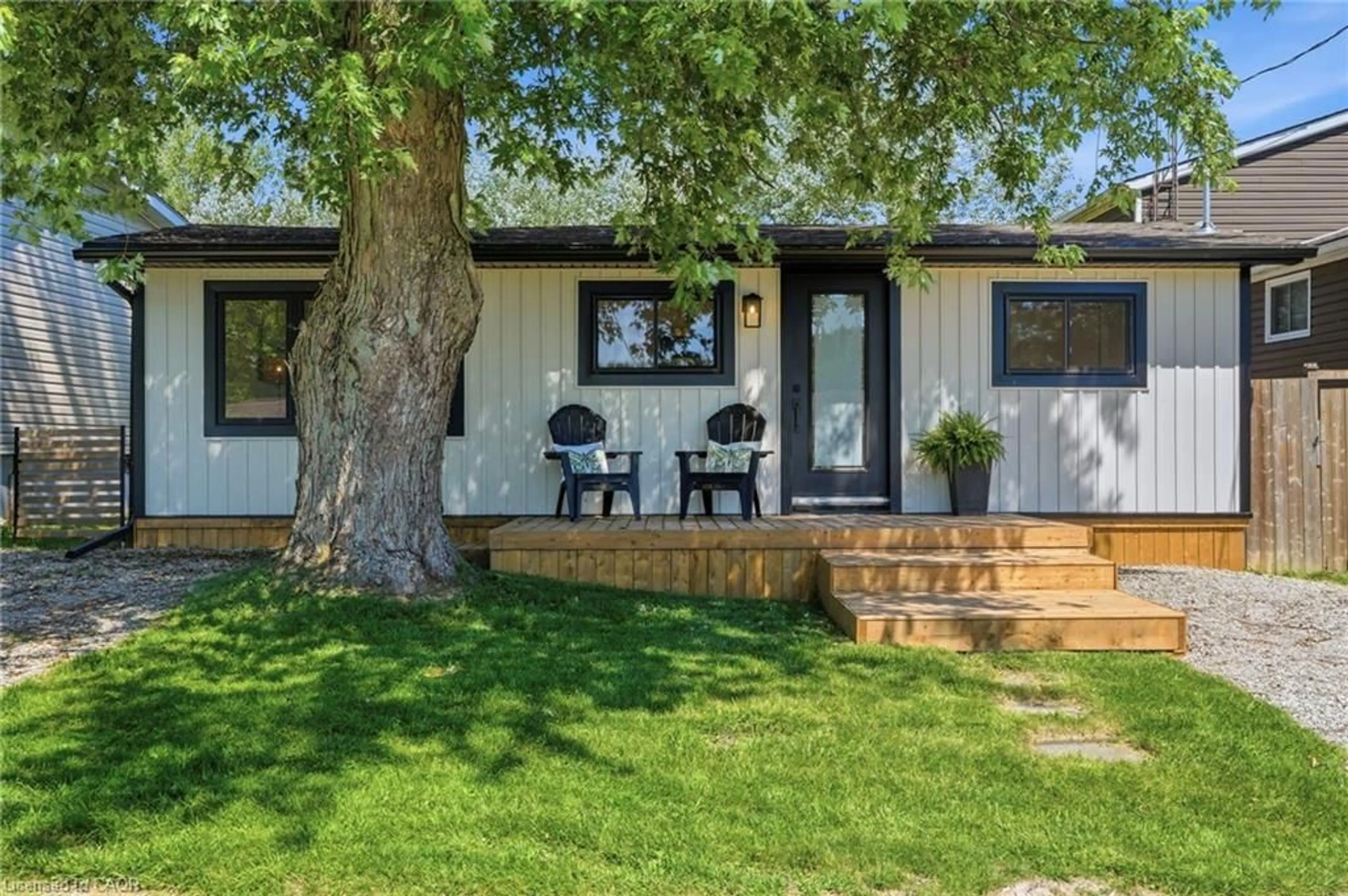 Home with vinyl exterior material, street for 16 Westmoreland Lane, Selkirk Ontario N0A 1P0