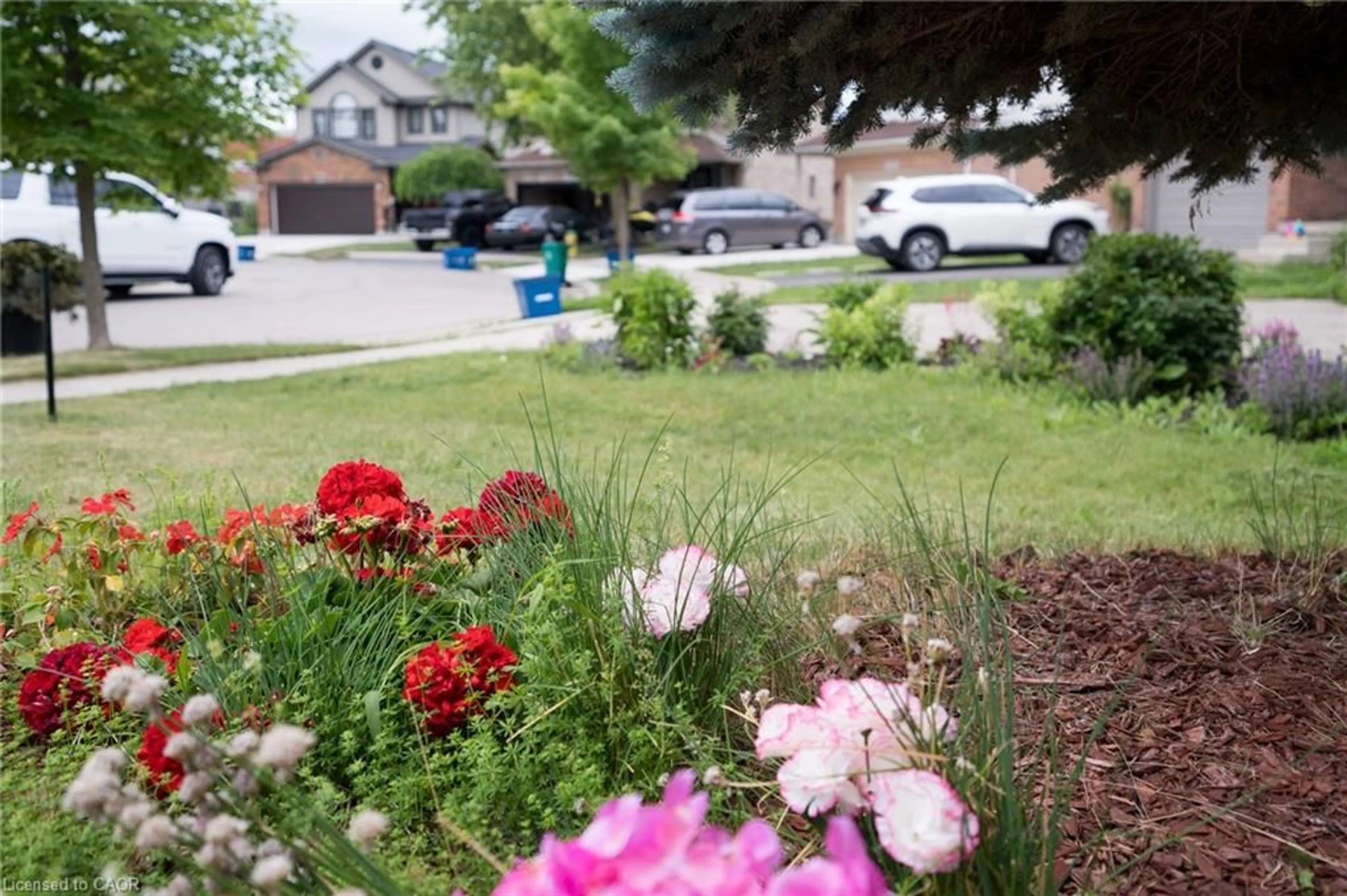 Patio, street for 566 Avignon Pl, Waterloo Ontario N2T 2X5