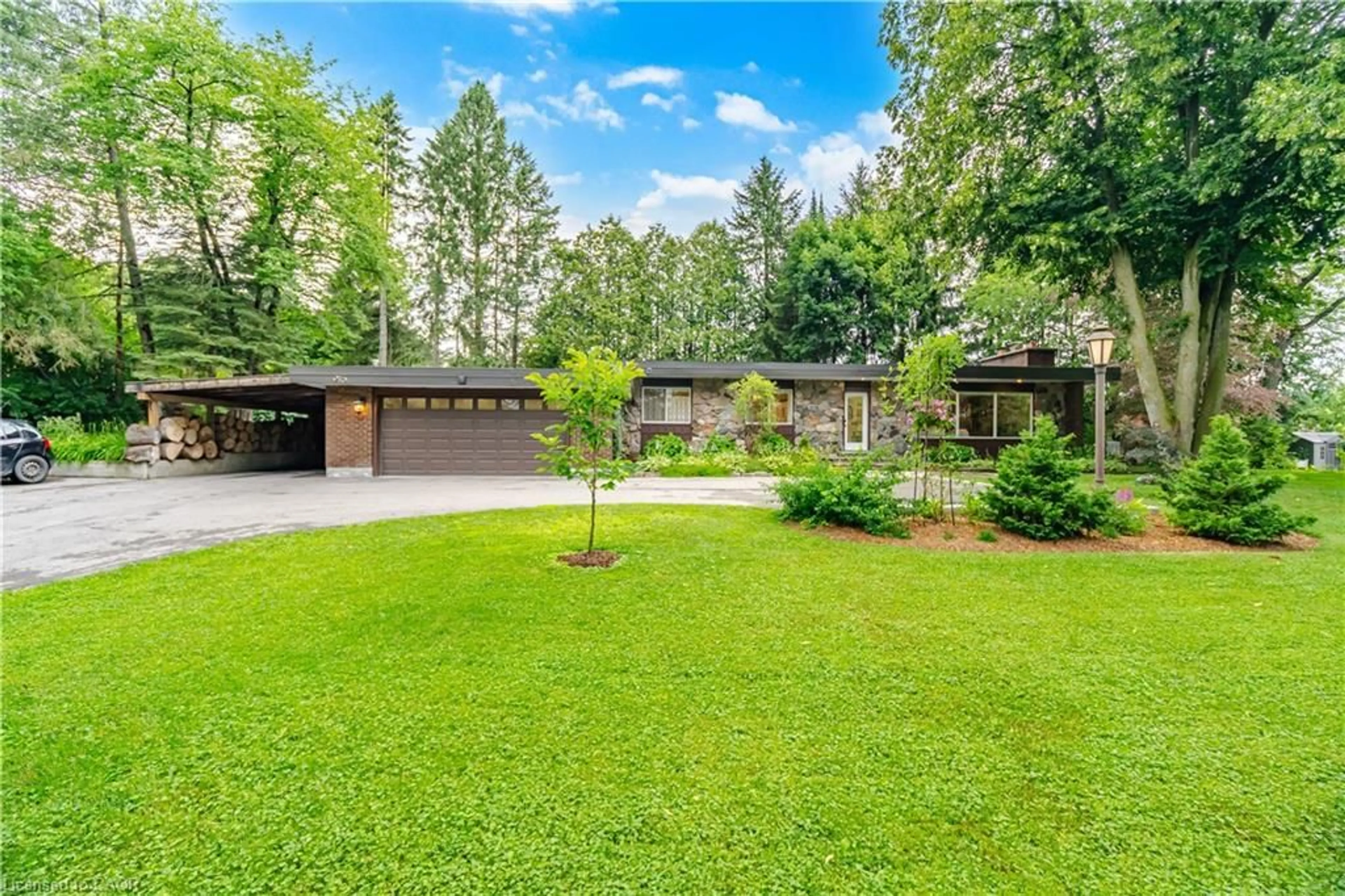 A pic from outside/outdoor area/front of a property/back of a property/a pic from drone, unknown for 915 Governor's Rd, Dundas Ontario L9H 5E3