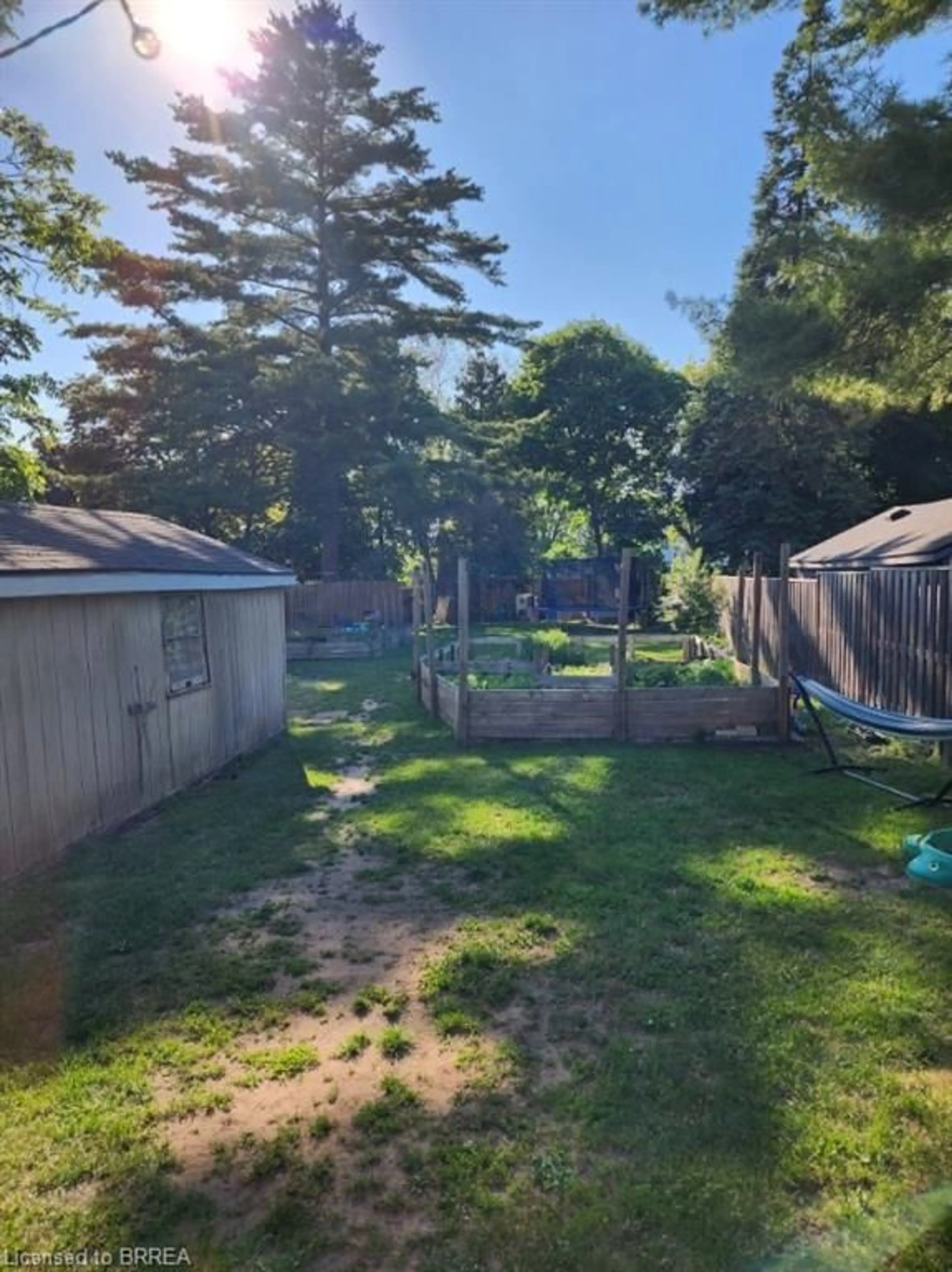 A pic from outside/outdoor area/front of a property/back of a property/a pic from drone, unknown for 86 North Park St, Brantford Ontario N3R 4K1