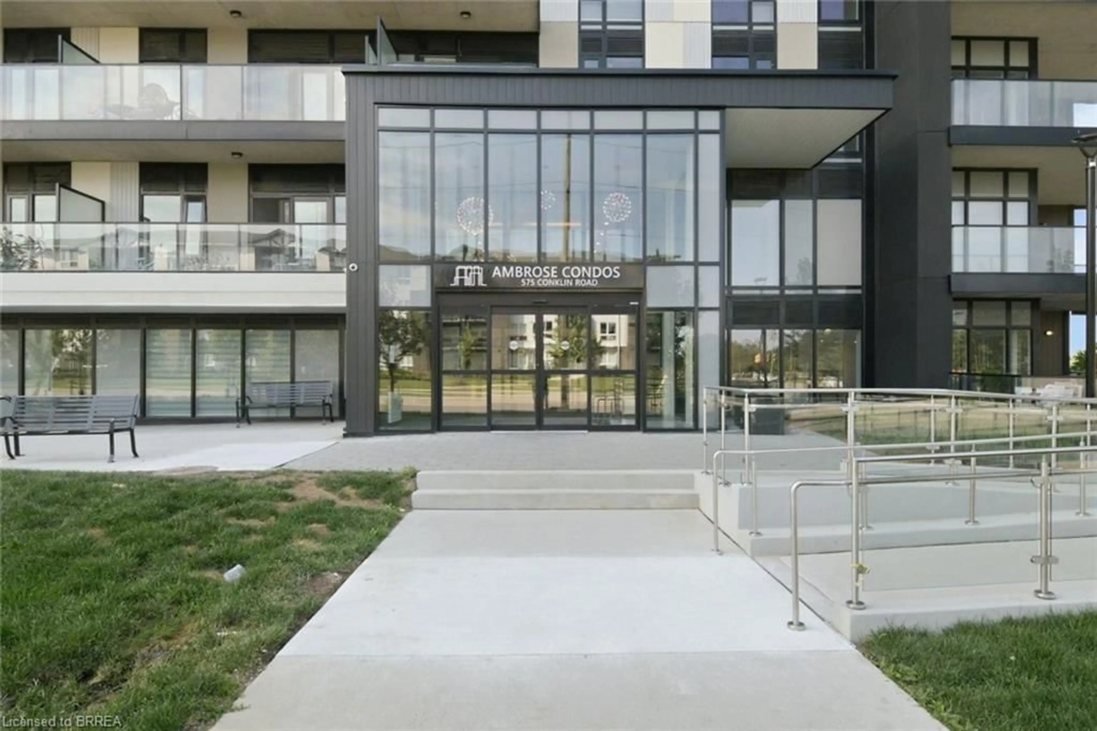 Indoor foyer for 575 Conklin Rd #323, Brantford Ontario N3T 0Y2
