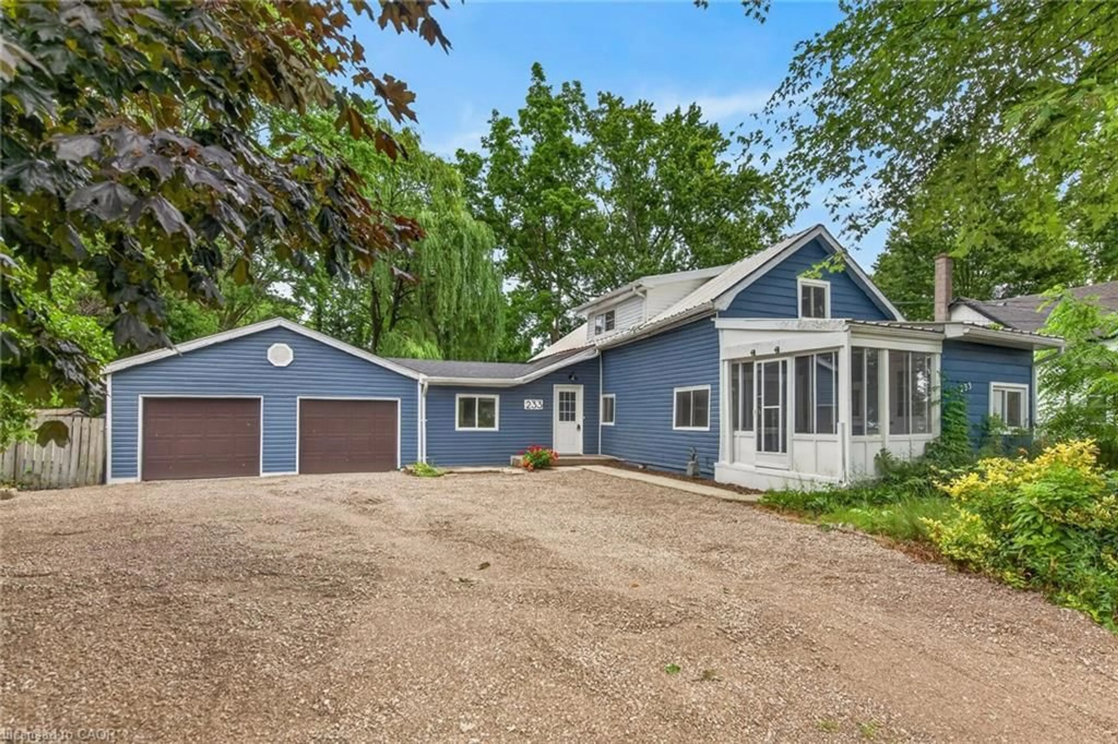 Home with vinyl exterior material, street for 233 North Cayuga St, Dunnville Ontario N1A 1P4