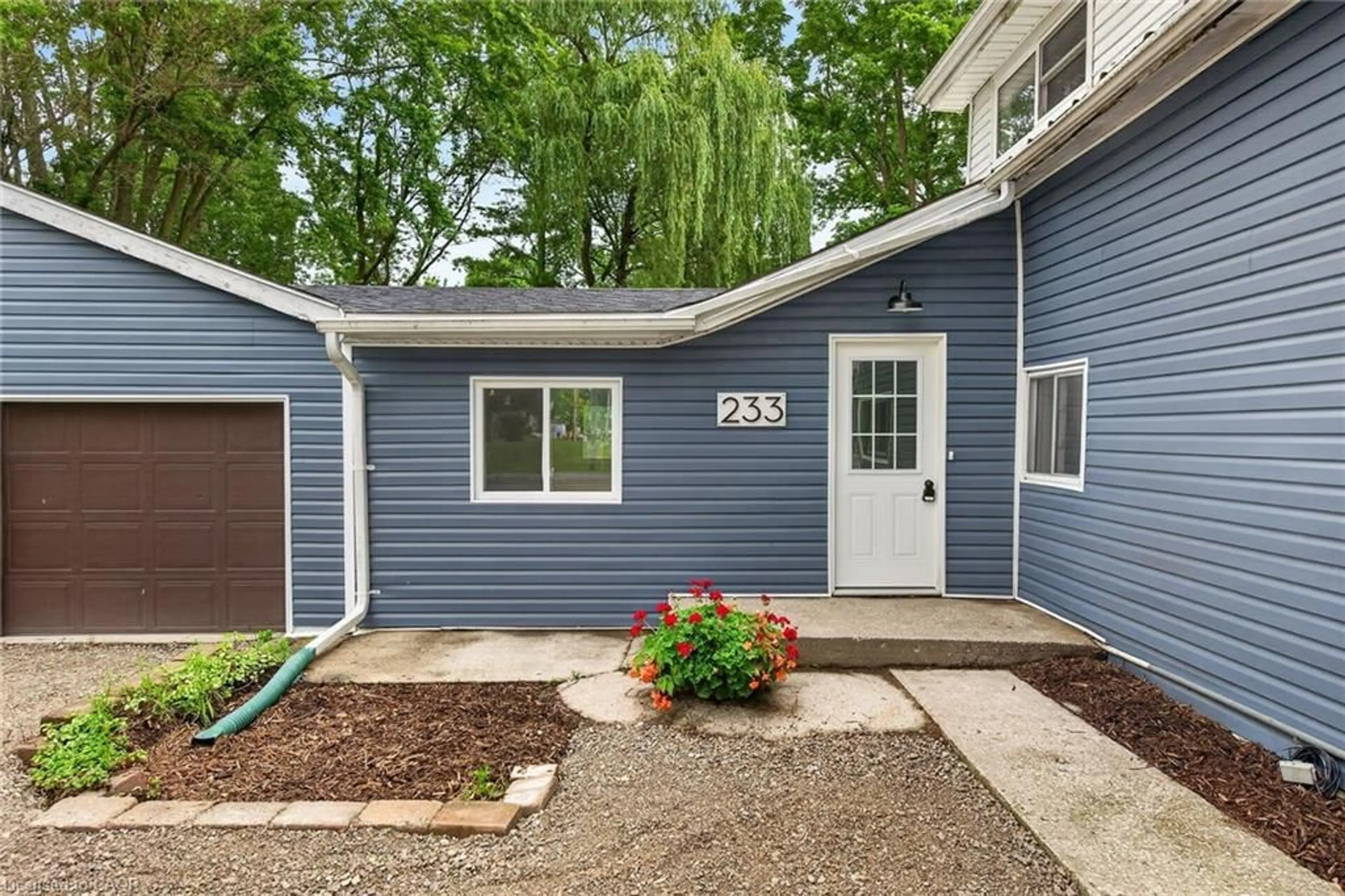 Home with vinyl exterior material, street for 233 North Cayuga St, Dunnville Ontario N1A 1P4