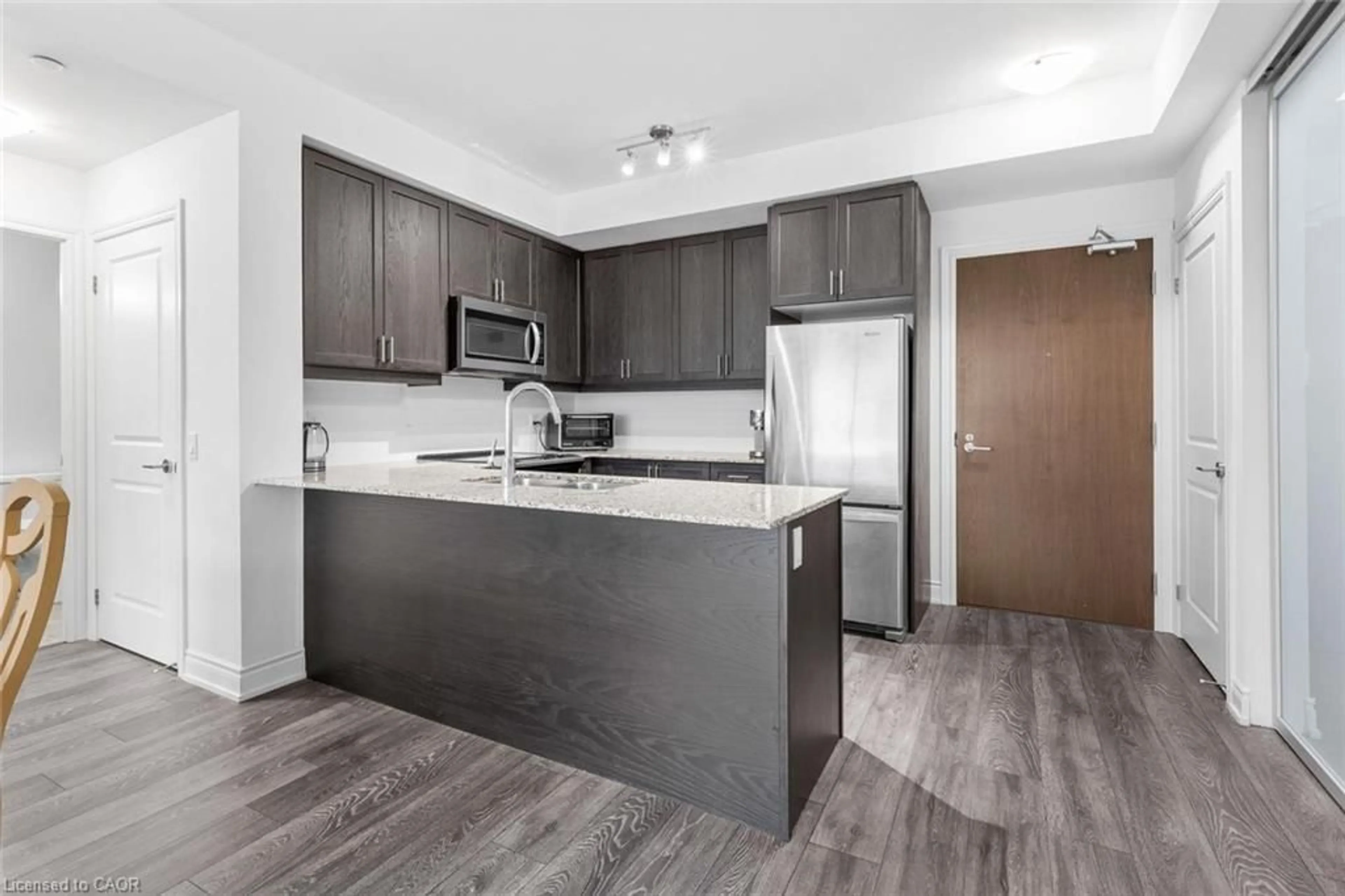 Open concept kitchen, wood/laminate floor for 1050 Main St #226, Milton Ontario L9T 6H7
