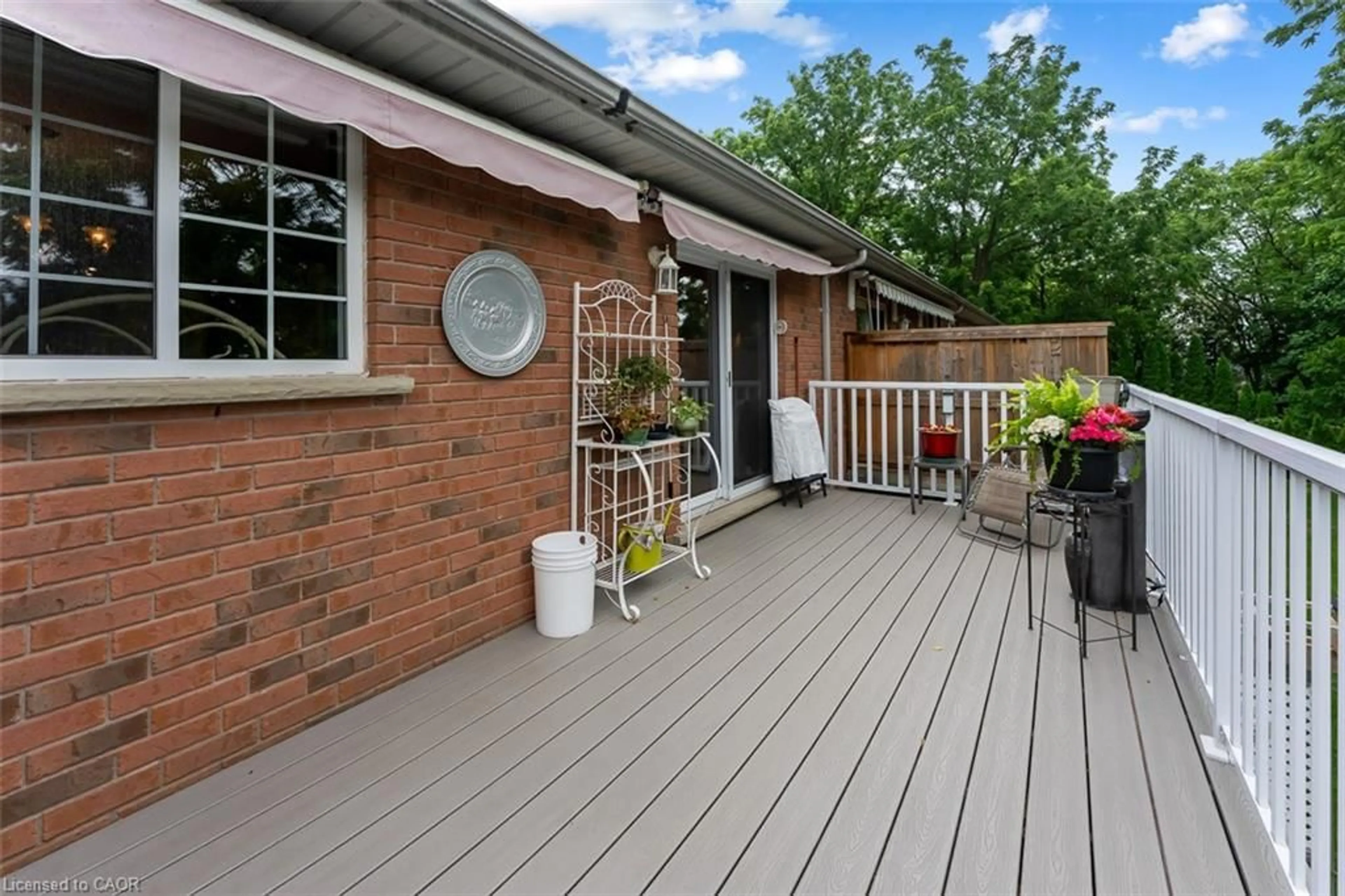 Patio, street for 9 Kinsman Crt, Fonthill Ontario L3E 0L1