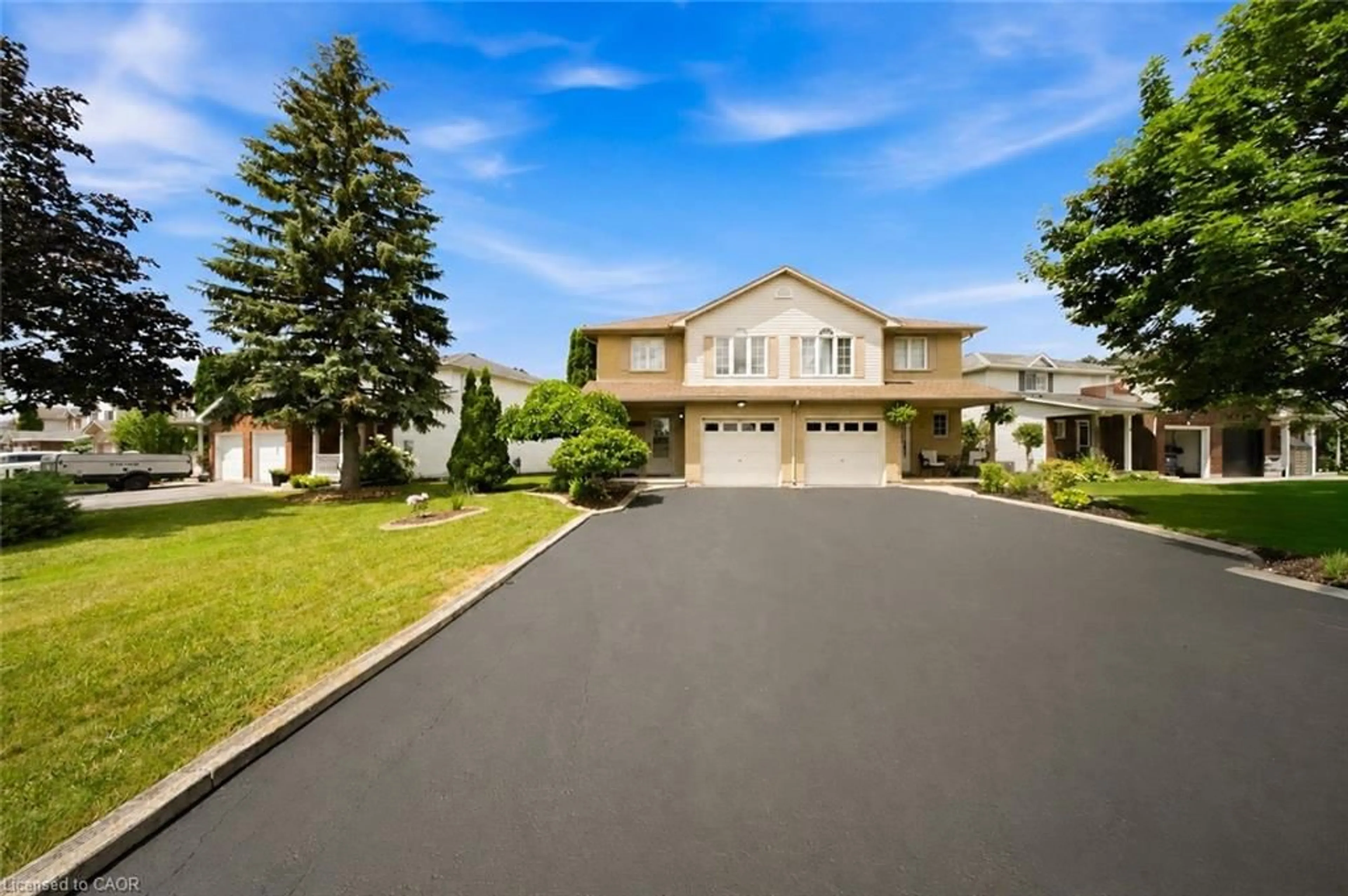 A pic from outside/outdoor area/front of a property/back of a property/a pic from drone, street for 16 Scottacres Blvd, Caledonia Ontario N3W 2K2