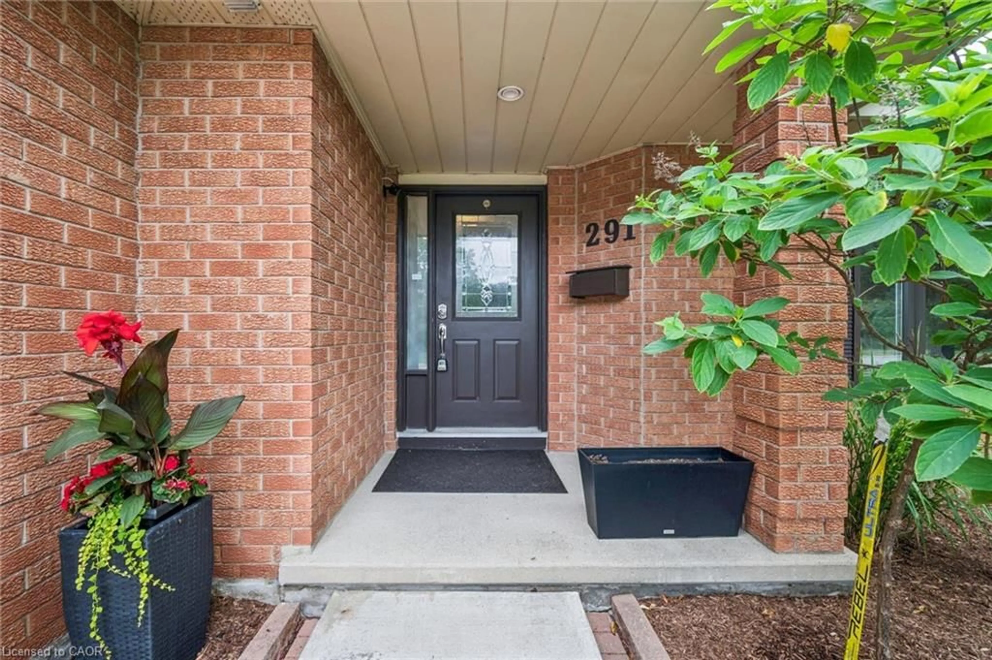 Indoor entryway for 291 Grand River Blvd, Kitchener Ontario N2A 3H3