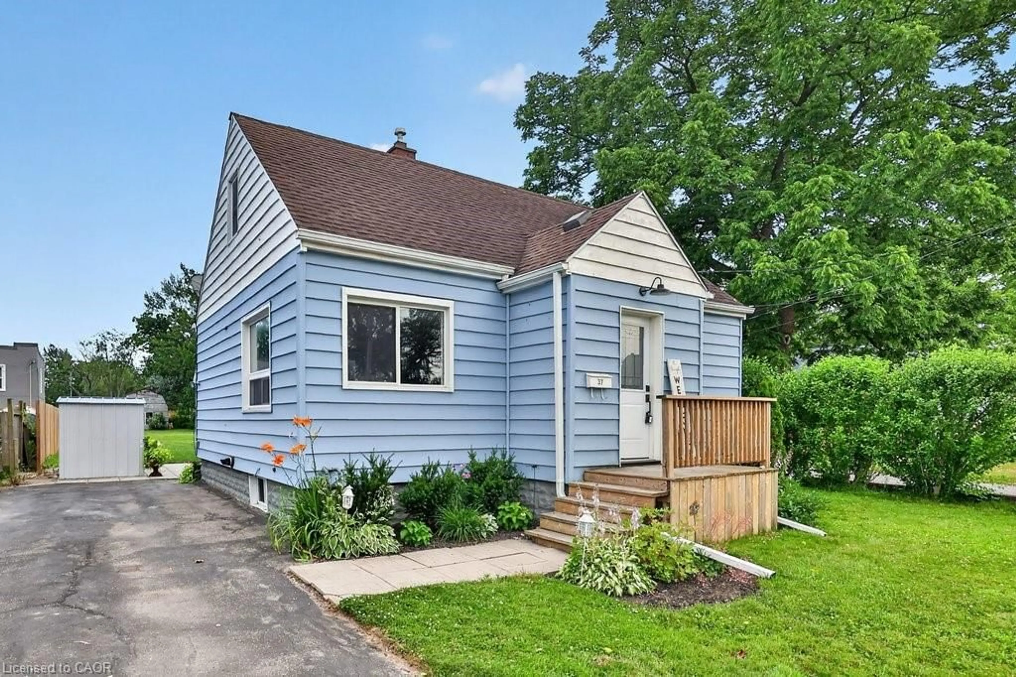 Home with vinyl exterior material, street for 37 Thorold Rd, Welland Ontario L3C 3T5