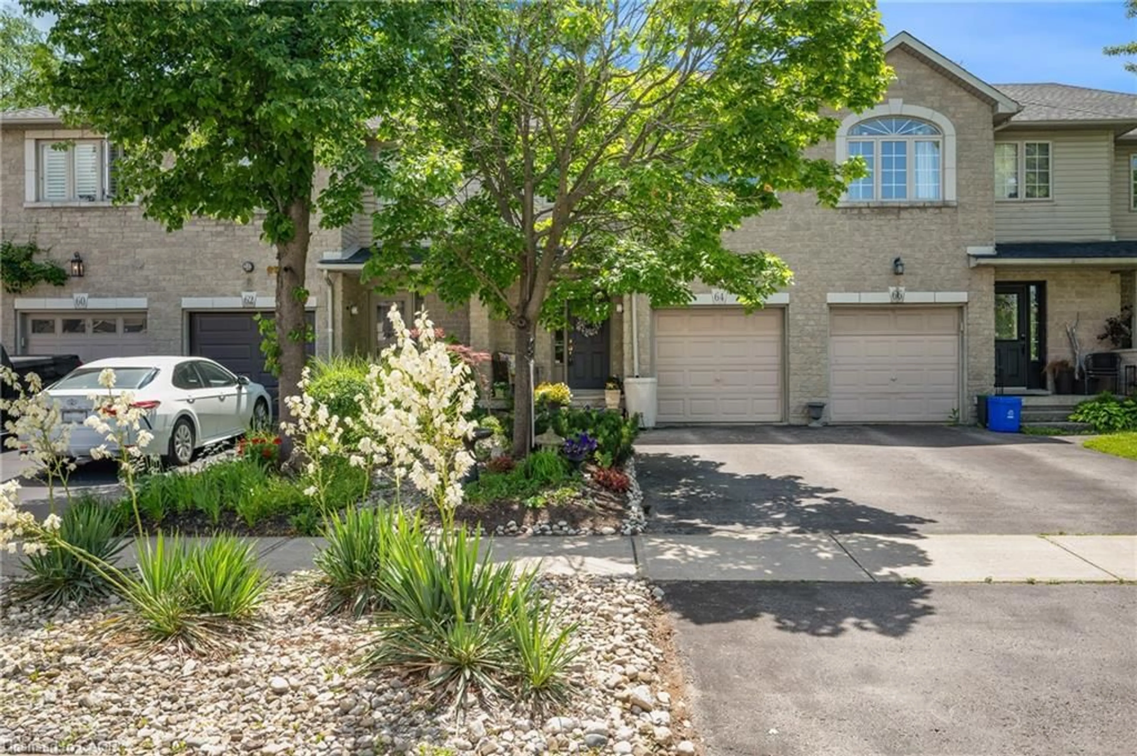A pic from outside/outdoor area/front of a property/back of a property/a pic from drone, street for 64 Foxborough Dr, Ancaster Ontario L9G 4Y8