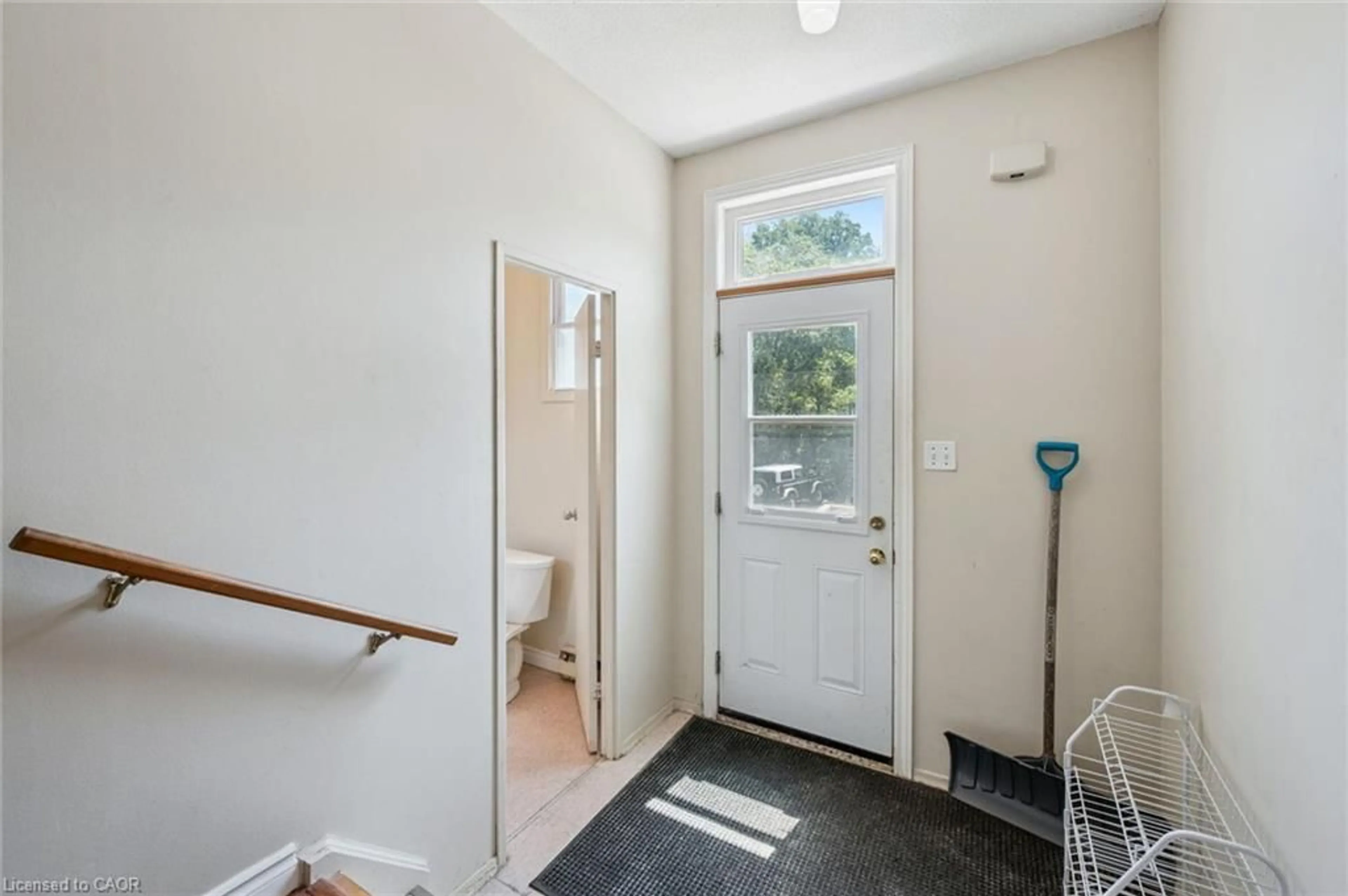 Indoor entryway for 204 Westcourt Pl, Waterloo Ontario N2L 2R7