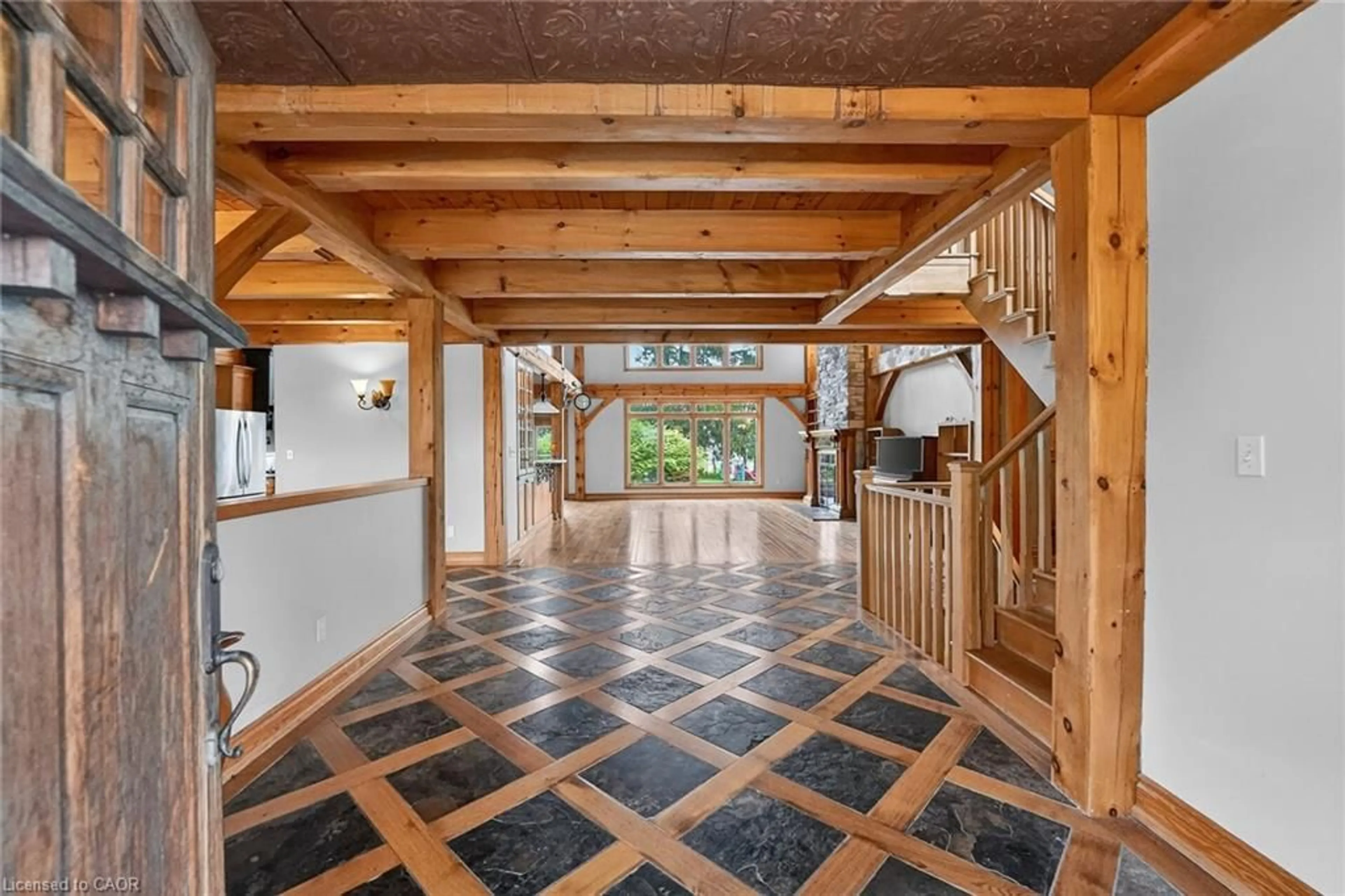 Indoor foyer for 3248 21st St, Vineland Ontario L0R 1S0