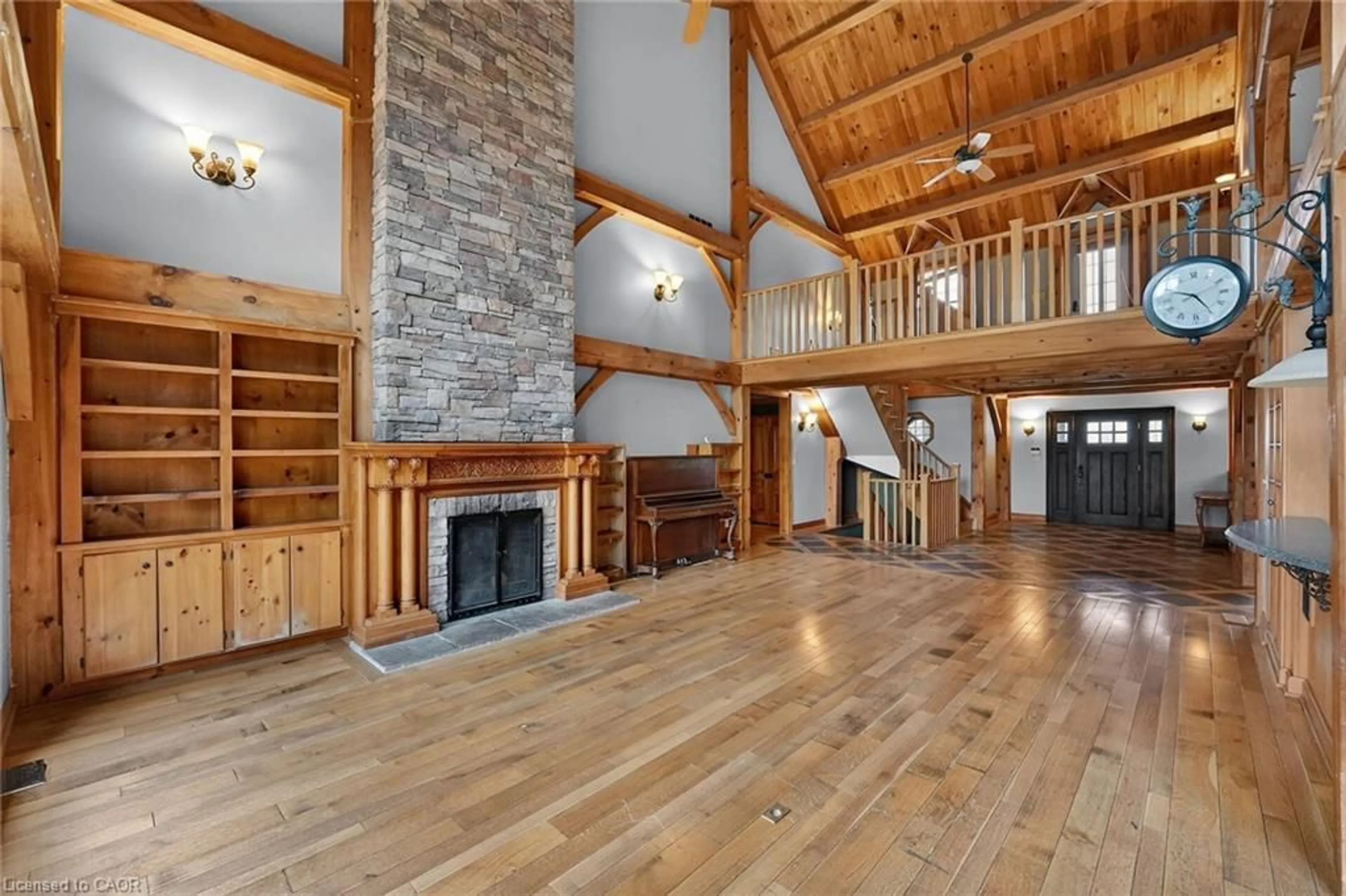 Indoor foyer for 3248 21st St, Vineland Ontario L0R 1S0