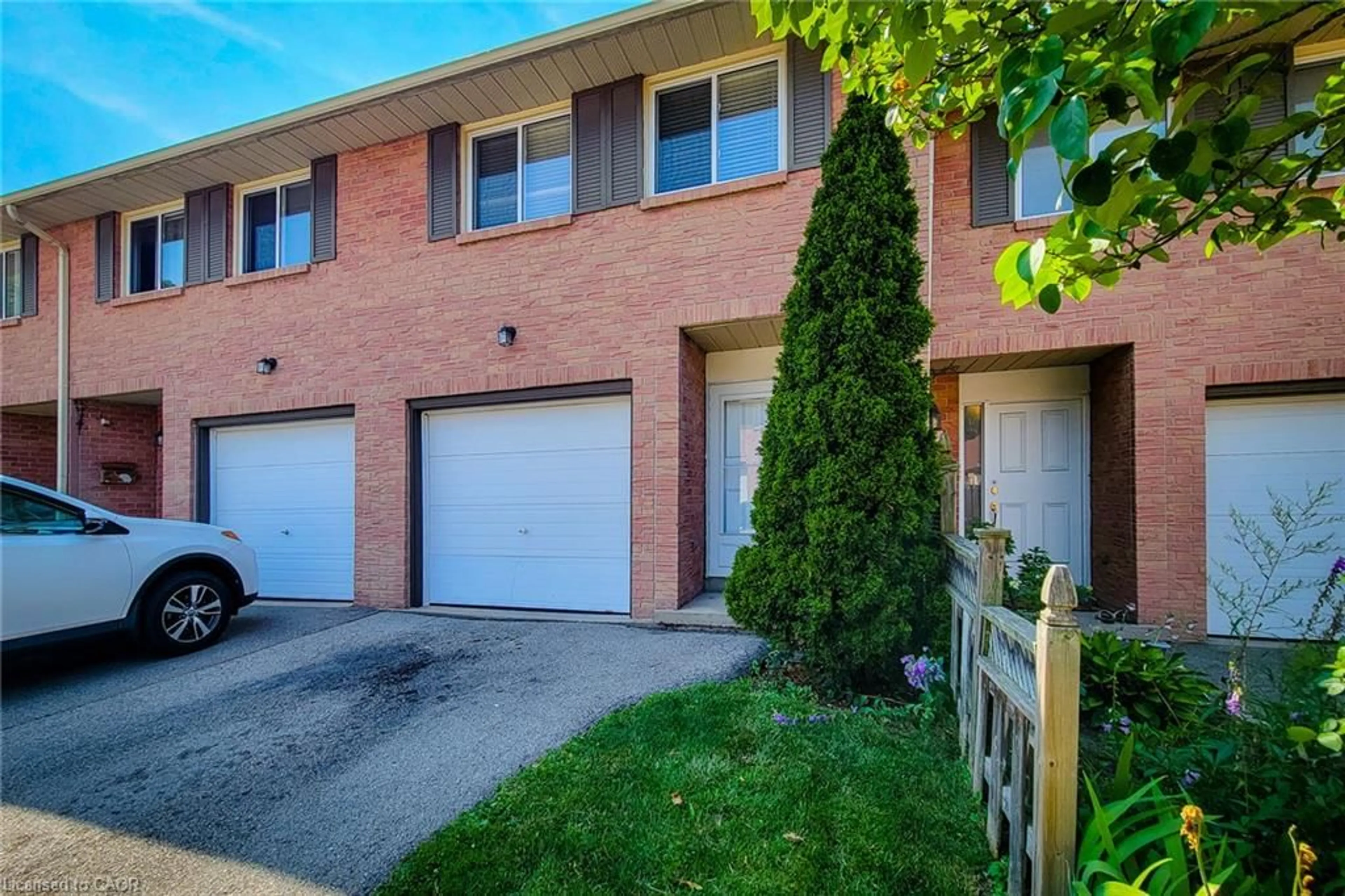 Home with brick exterior material, street for 40 Summercrest Dr #3, Hamilton Ontario L8K 6M5