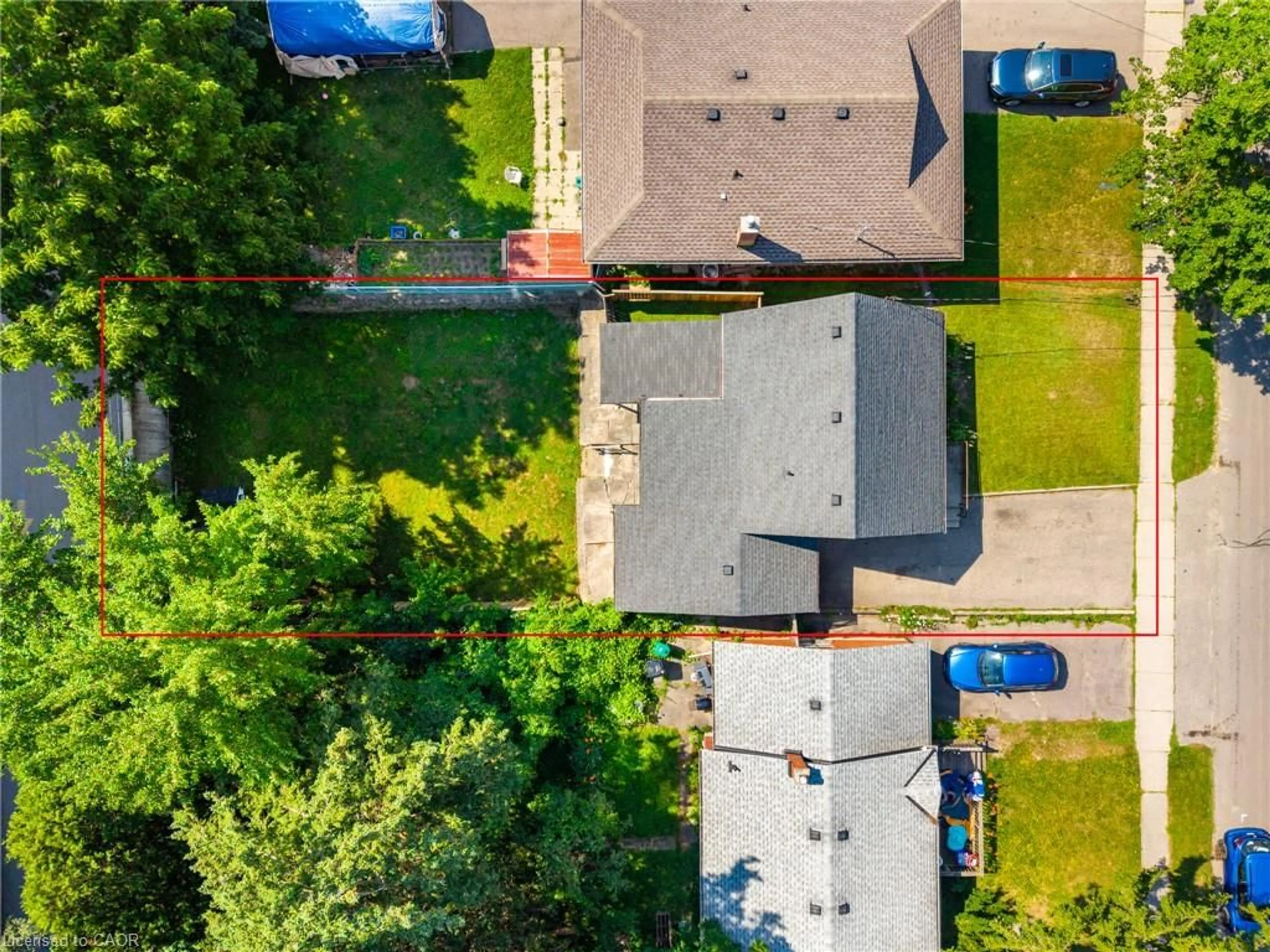 A pic from outside/outdoor area/front of a property/back of a property/a pic from drone, street for 33 Belmont Ave, Kitchener Ontario N2M 4B8
