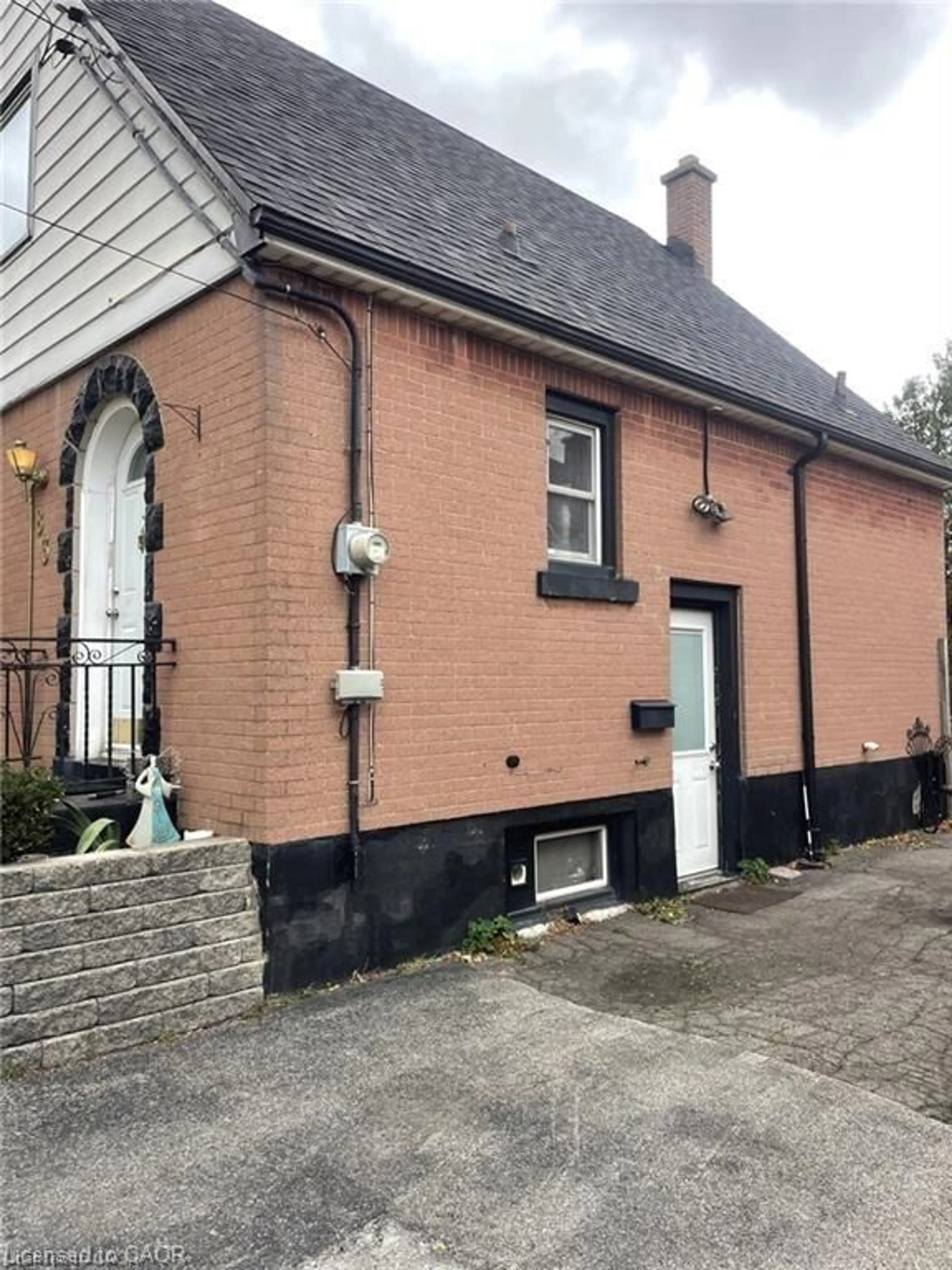 Home with brick exterior material, building for 83 East 41st St, Hamilton Ontario L8T 2Z5