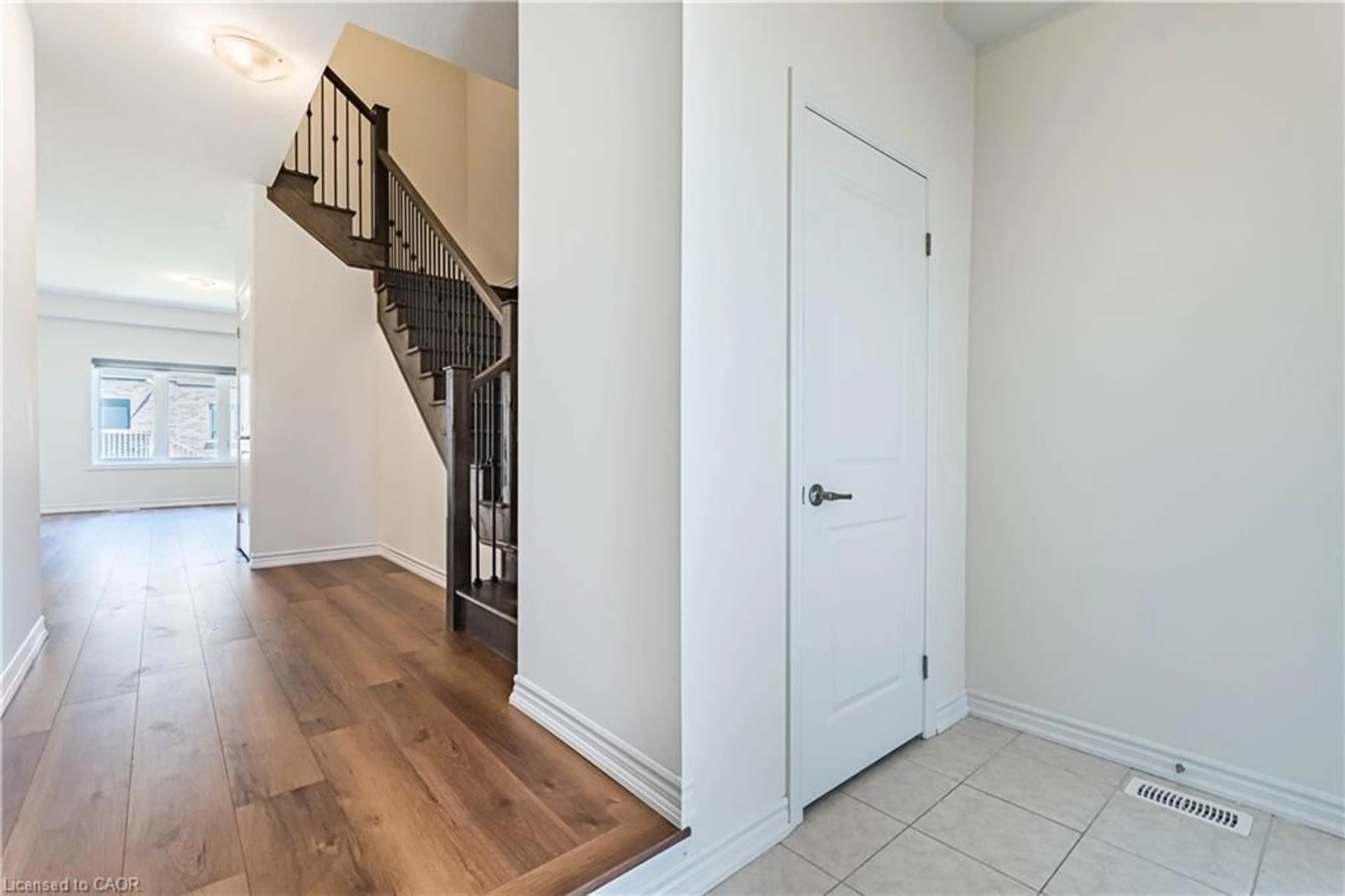 Indoor entryway for 11 Brewis St, Paris Ontario N3L 0L2