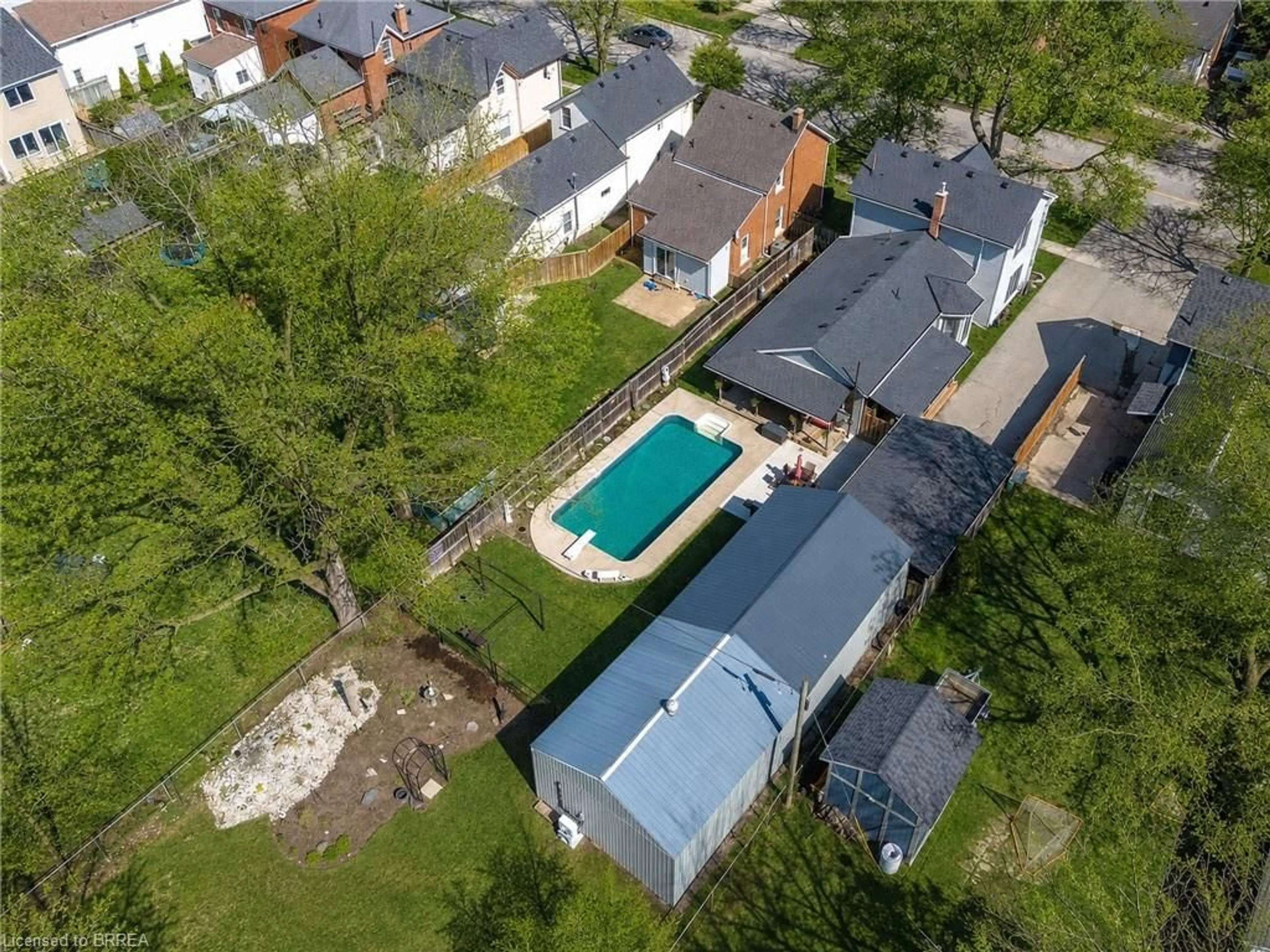 A pic from outside/outdoor area/front of a property/back of a property/a pic from drone, street for 116 Eagle Ave, Brantford Ontario N3S 1Z5