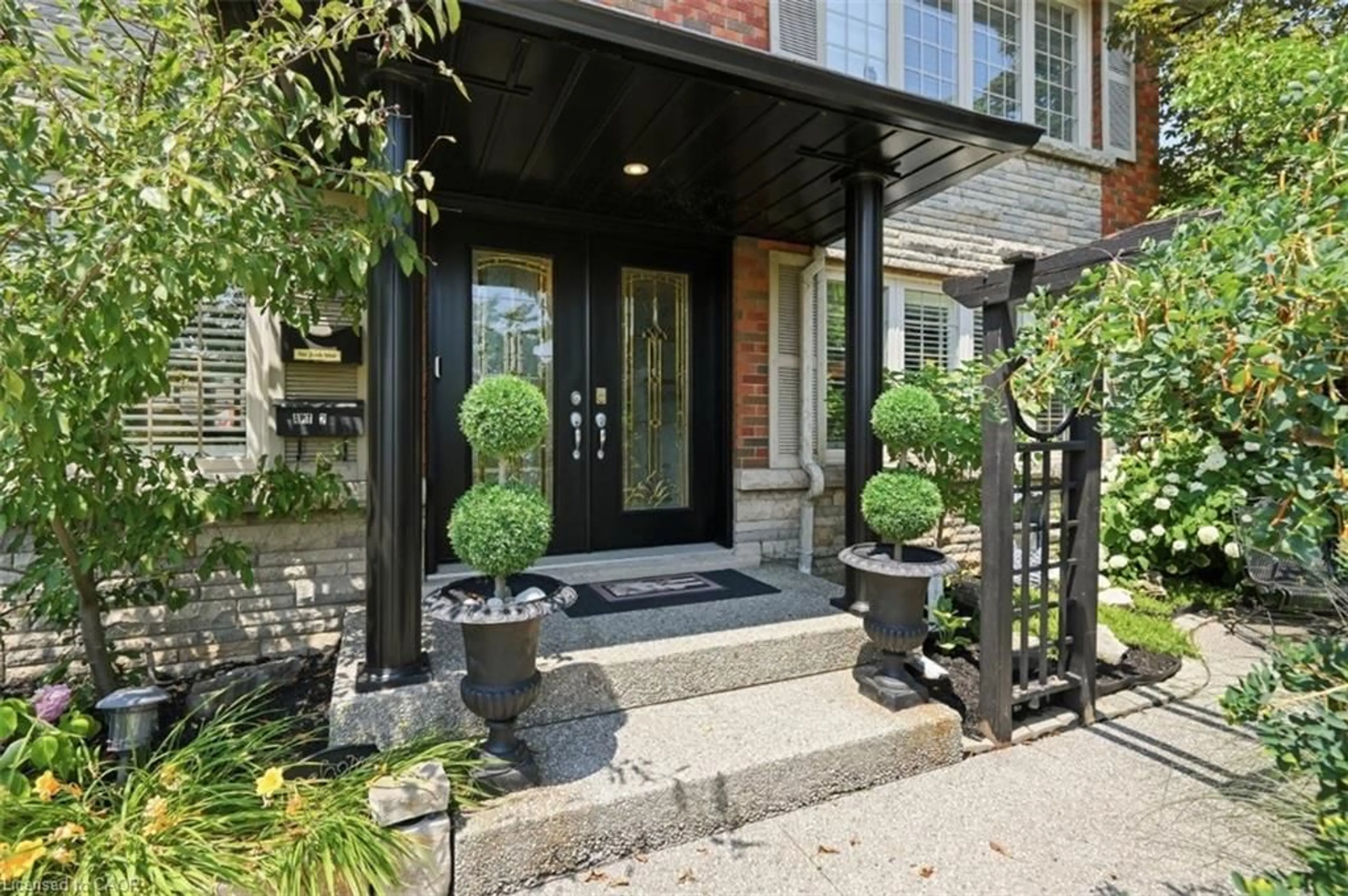 Indoor entryway for 33 Centennial Pky, Hamilton Ontario L8G 2C1