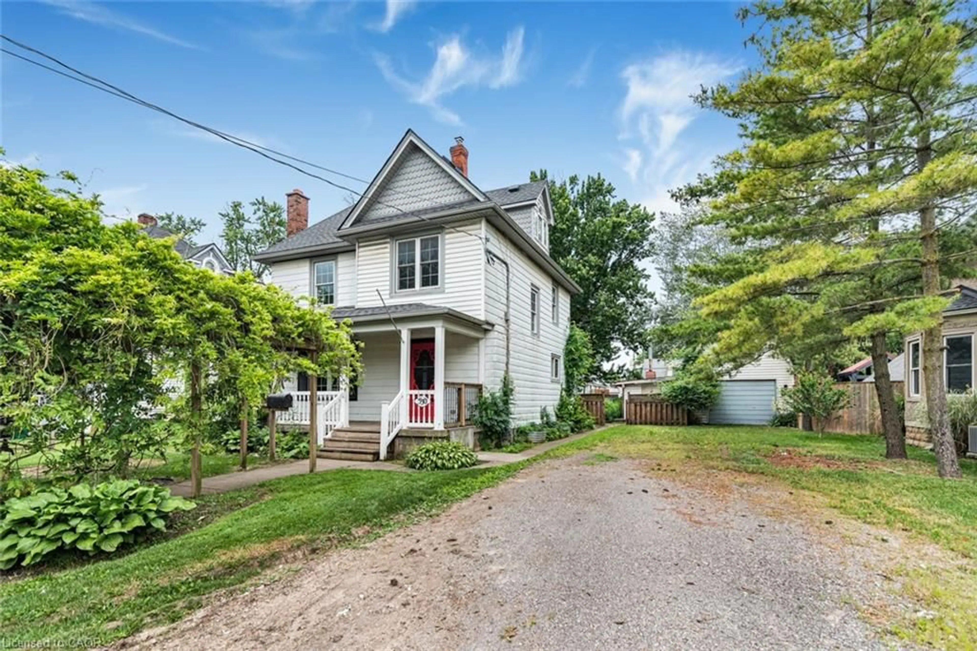 A pic from outside/outdoor area/front of a property/back of a property/a pic from drone, street for 530 King St, Port Colborne Ontario L3K 4H6