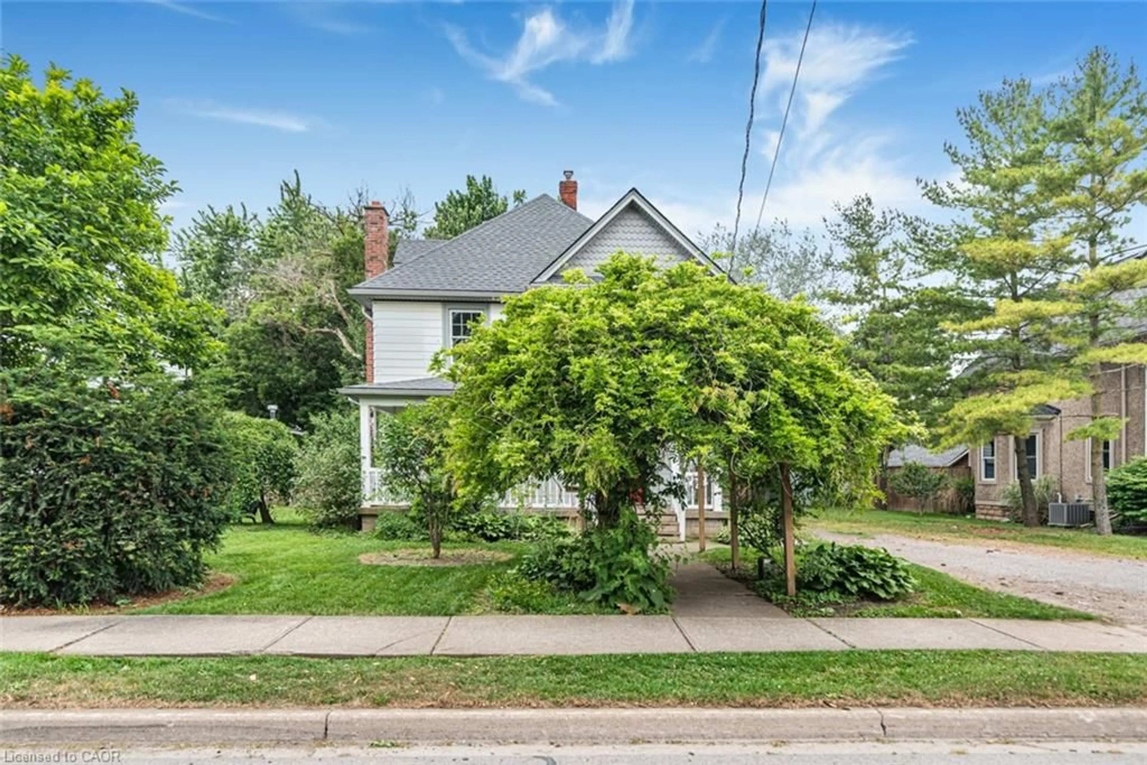 A pic from outside/outdoor area/front of a property/back of a property/a pic from drone, street for 530 King St, Port Colborne Ontario L3K 4H6