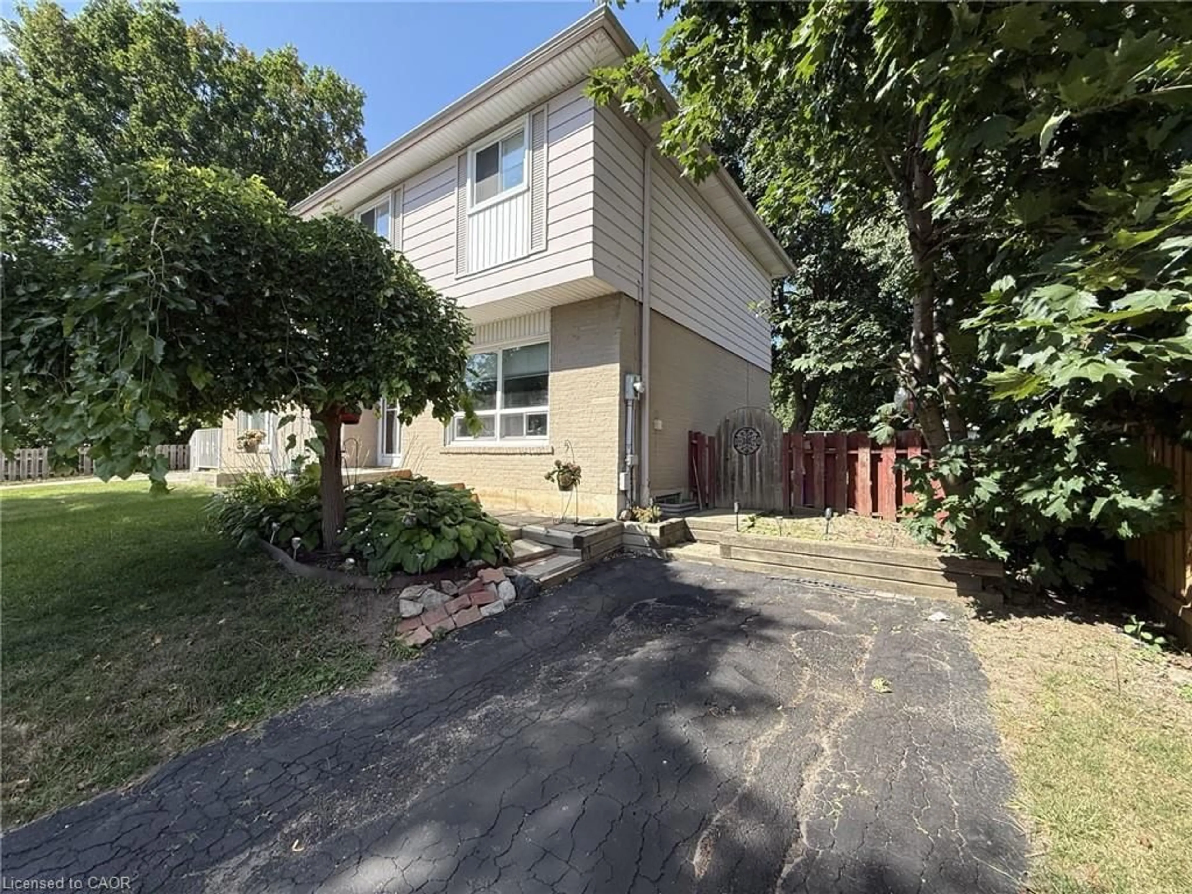 A pic from outside/outdoor area/front of a property/back of a property/a pic from drone, street for 1345 Colonsay Dr, Burlington Ontario L7P 2T6
