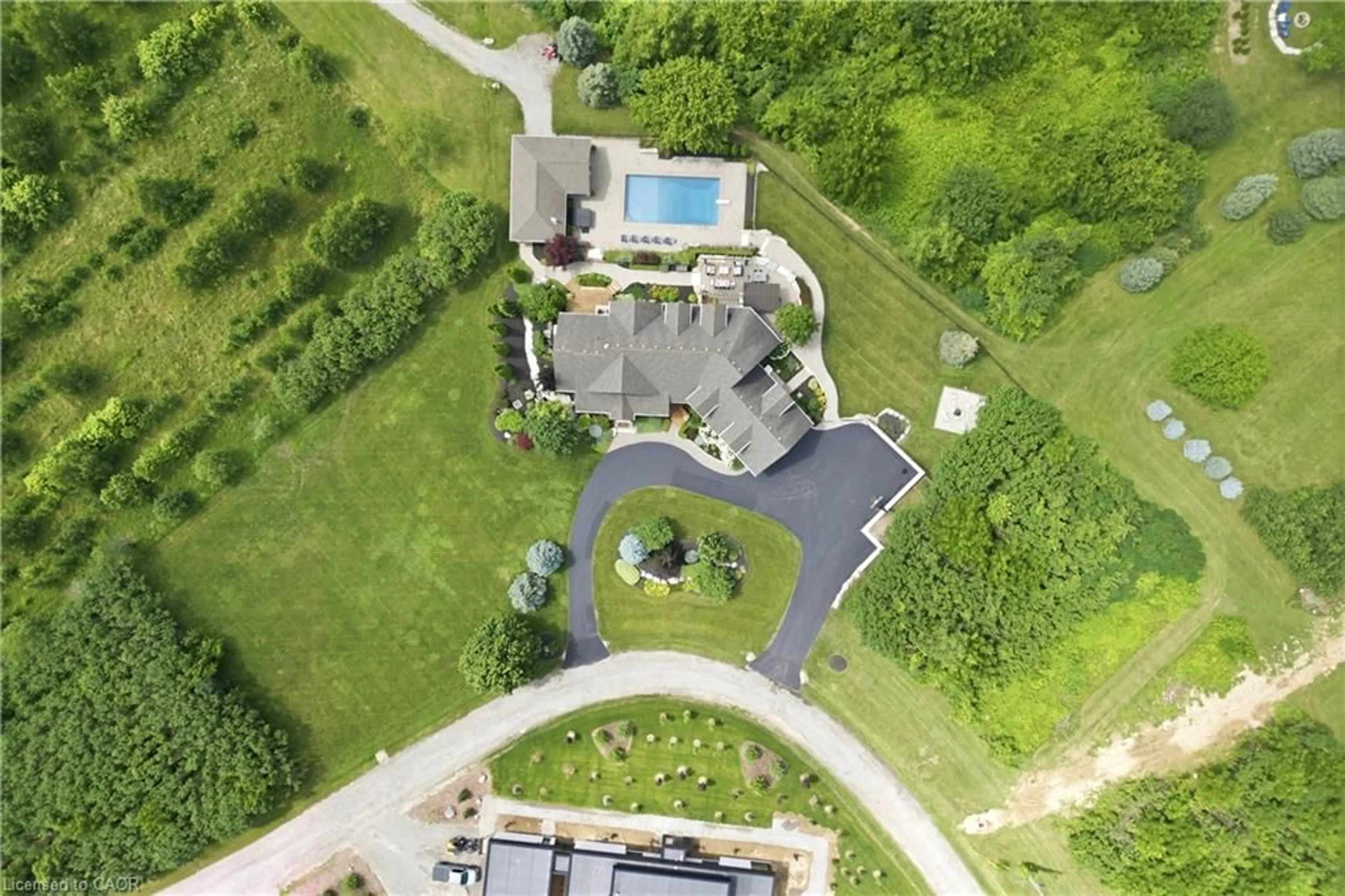 A pic from outside/outdoor area/front of a property/back of a property/a pic from drone, unknown for 3179 Tallman Dr, Vineland Ontario L0R 2C0