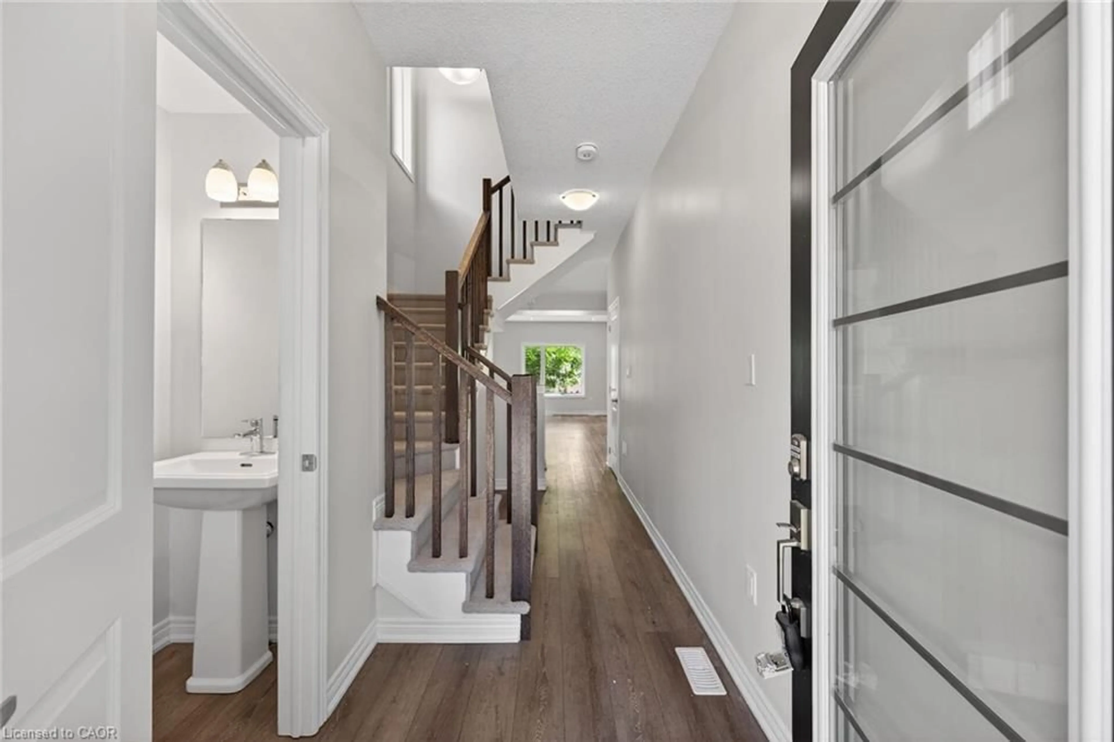Indoor entryway for 120 Court Dr #96, Paris Ontario N3L 0N2